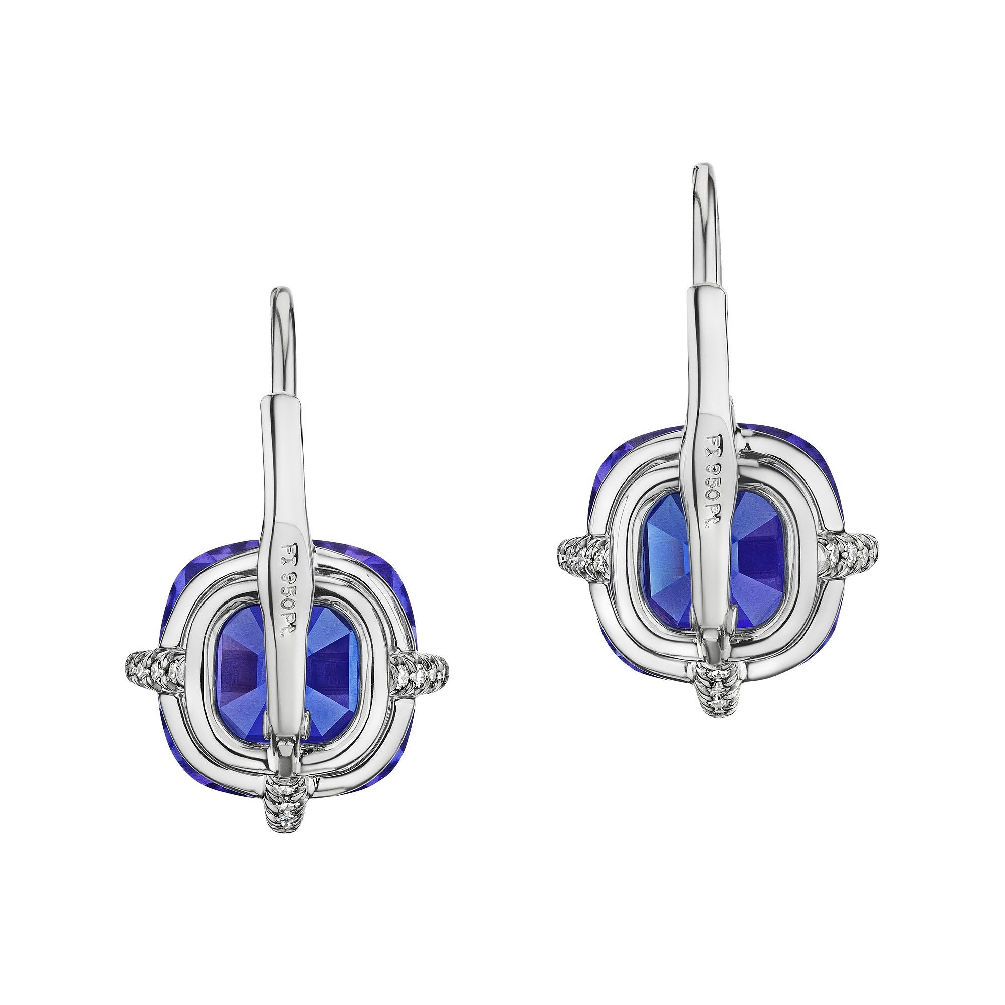 Taille coussin Pendants d'oreilles en platine avec tanzanite taille coussin de 11,25 carats et diamants en vente