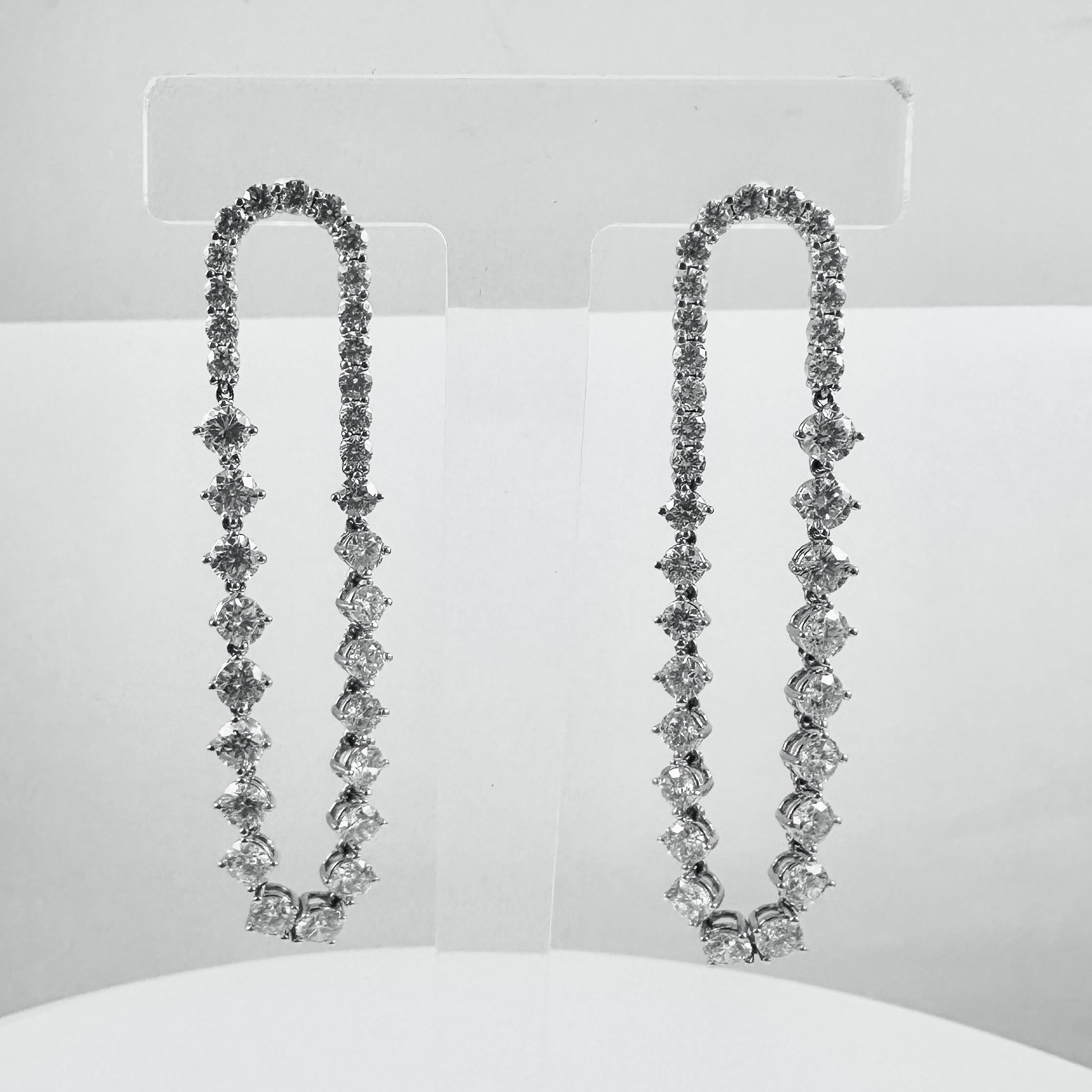 Diese eleganten und auffälligen Diamant-Tropfenohrringe sind mit ca. 11,25 Karat natürlichen Diamanten im Brillantschliff besetzt. Das längliche Design sorgt für eine anmutige Bewegung, wobei die Diamanten in einer auffälligen Loop-Silhouette