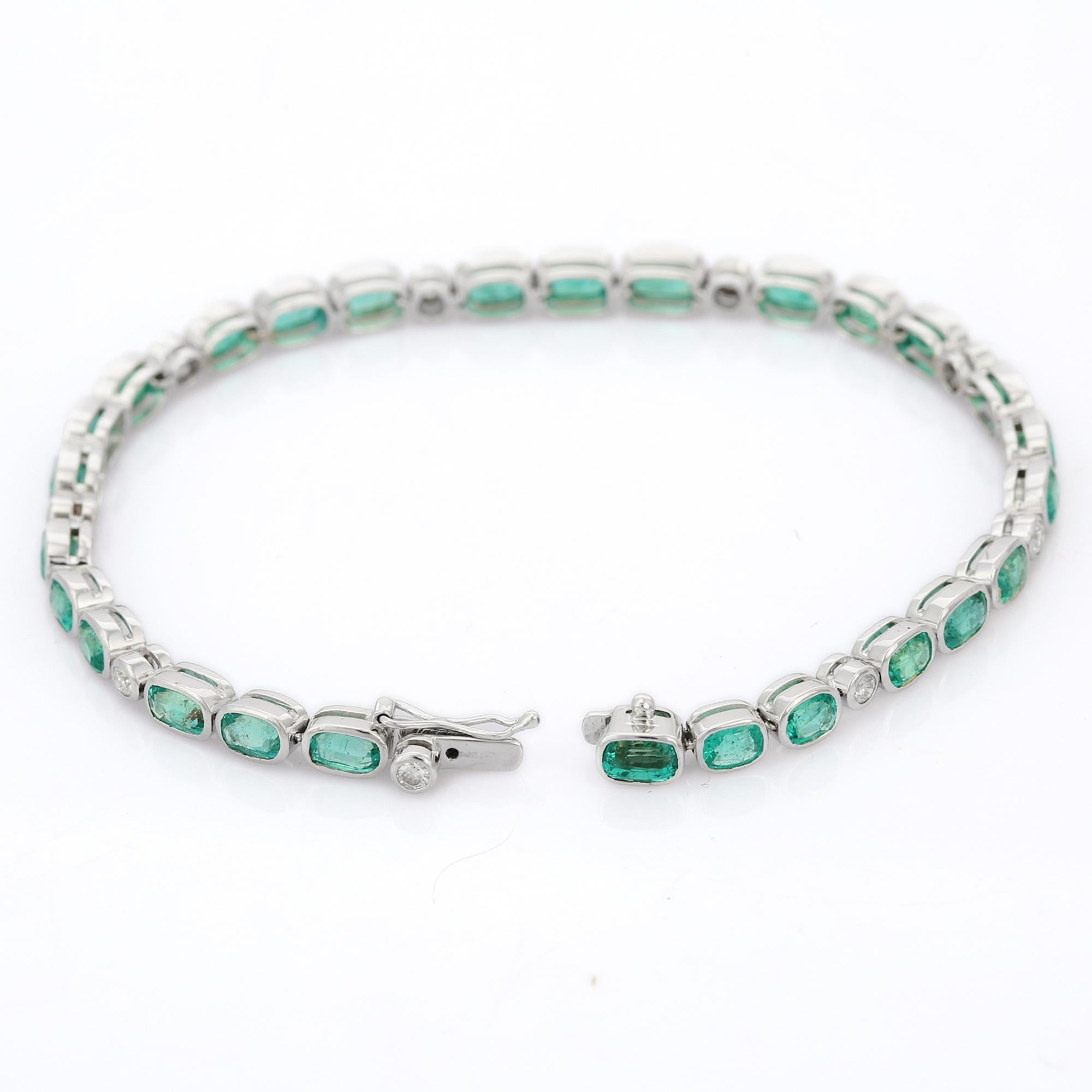 11.25 Carat Emerald and Diamond Cushion Cut Bracelet in 18K Solid White Gold In New Condition For Sale In New York, NY