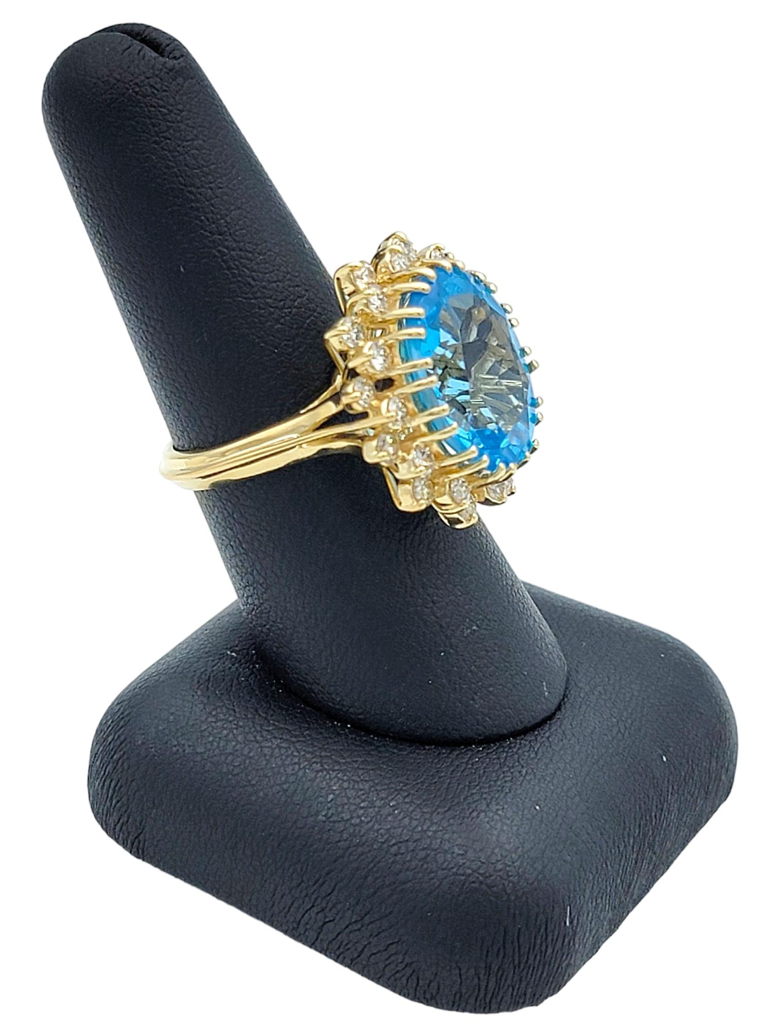 Anillo de Cóctel de Topacio Azul de Corte Oval de 11,25 Quilates con Halo de Diamantes en Oro de 14 Kilates en venta 4