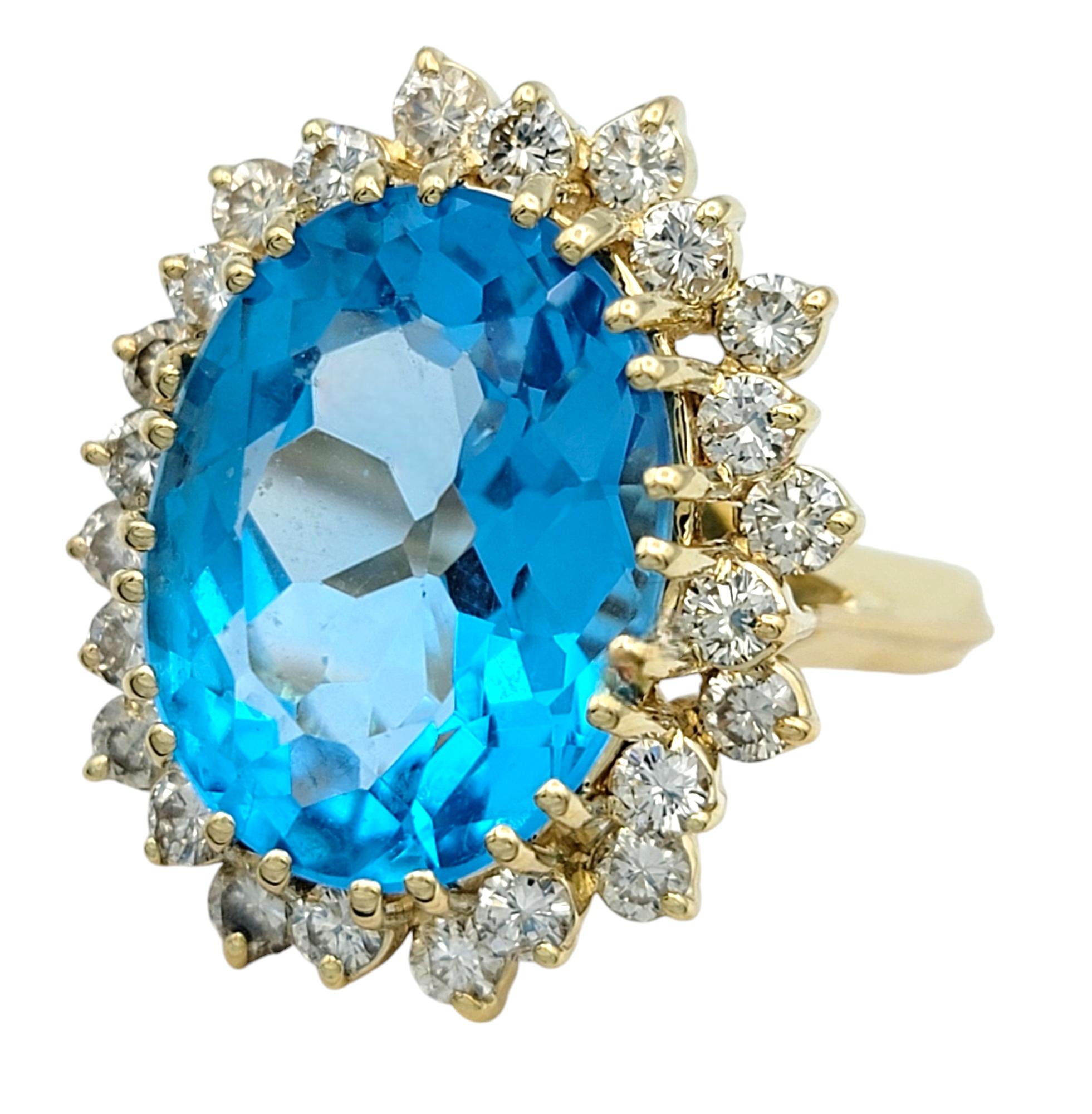 Anillo de Cóctel de Topacio Azul de Corte Oval de 11,25 Quilates con Halo de Diamantes en Oro de 14 Kilates Contemporáneo en venta