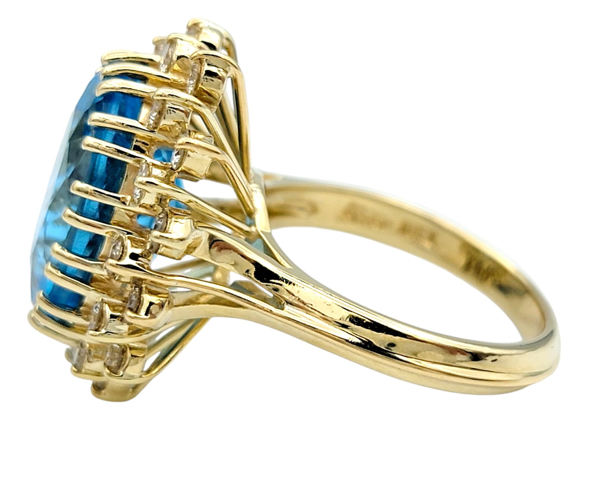 Anillo de Cóctel de Topacio Azul de Corte Oval de 11,25 Quilates con Halo de Diamantes en Oro de 14 Kilates Corte oval en venta
