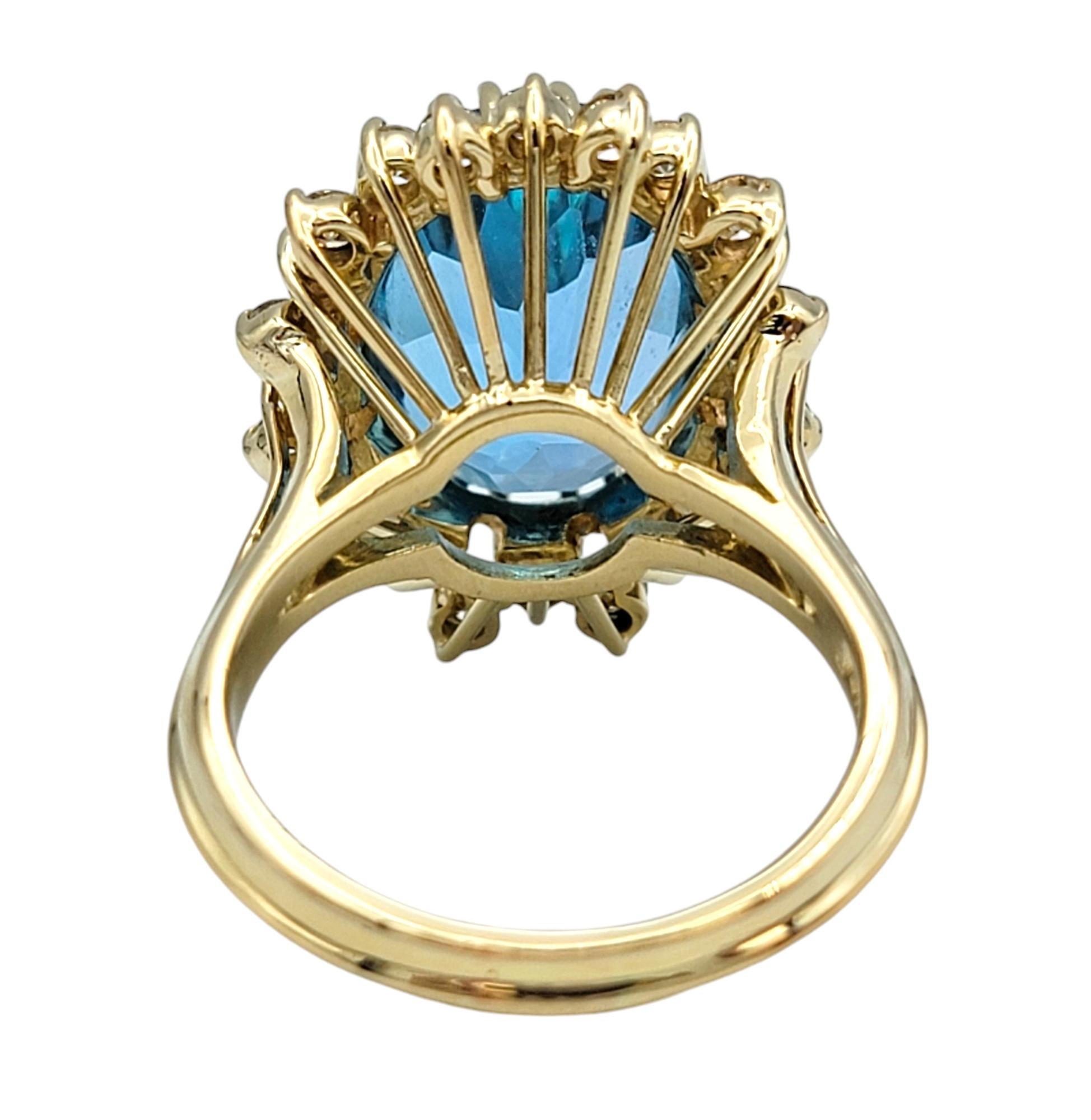 Anillo de Cóctel de Topacio Azul de Corte Oval de 11,25 Quilates con Halo de Diamantes en Oro de 14 Kilates en Bueno estado para la venta en Scottsdale, AZ