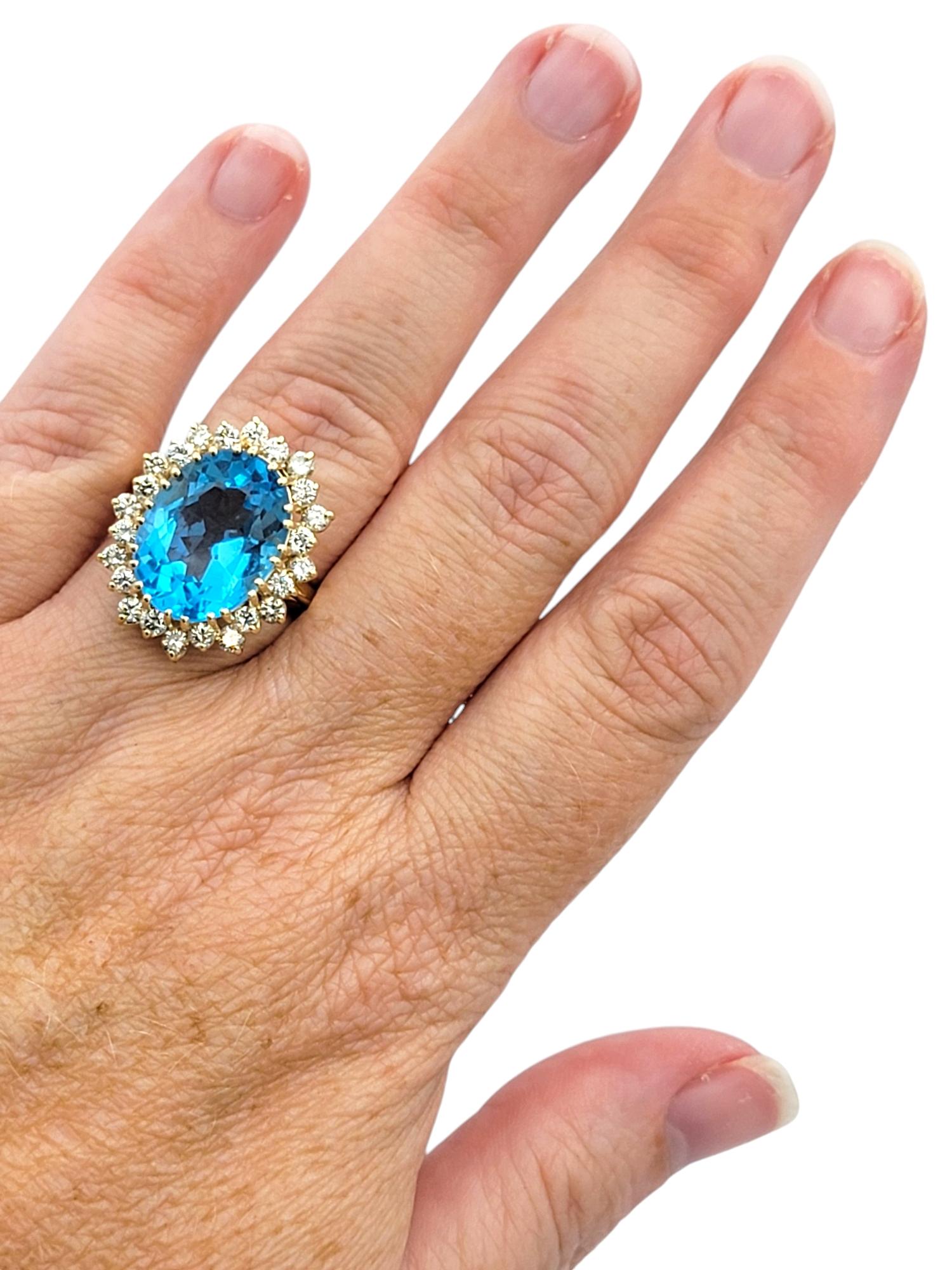 Anillo de Cóctel de Topacio Azul de Corte Oval de 11,25 Quilates con Halo de Diamantes en Oro de 14 Kilates en venta 1