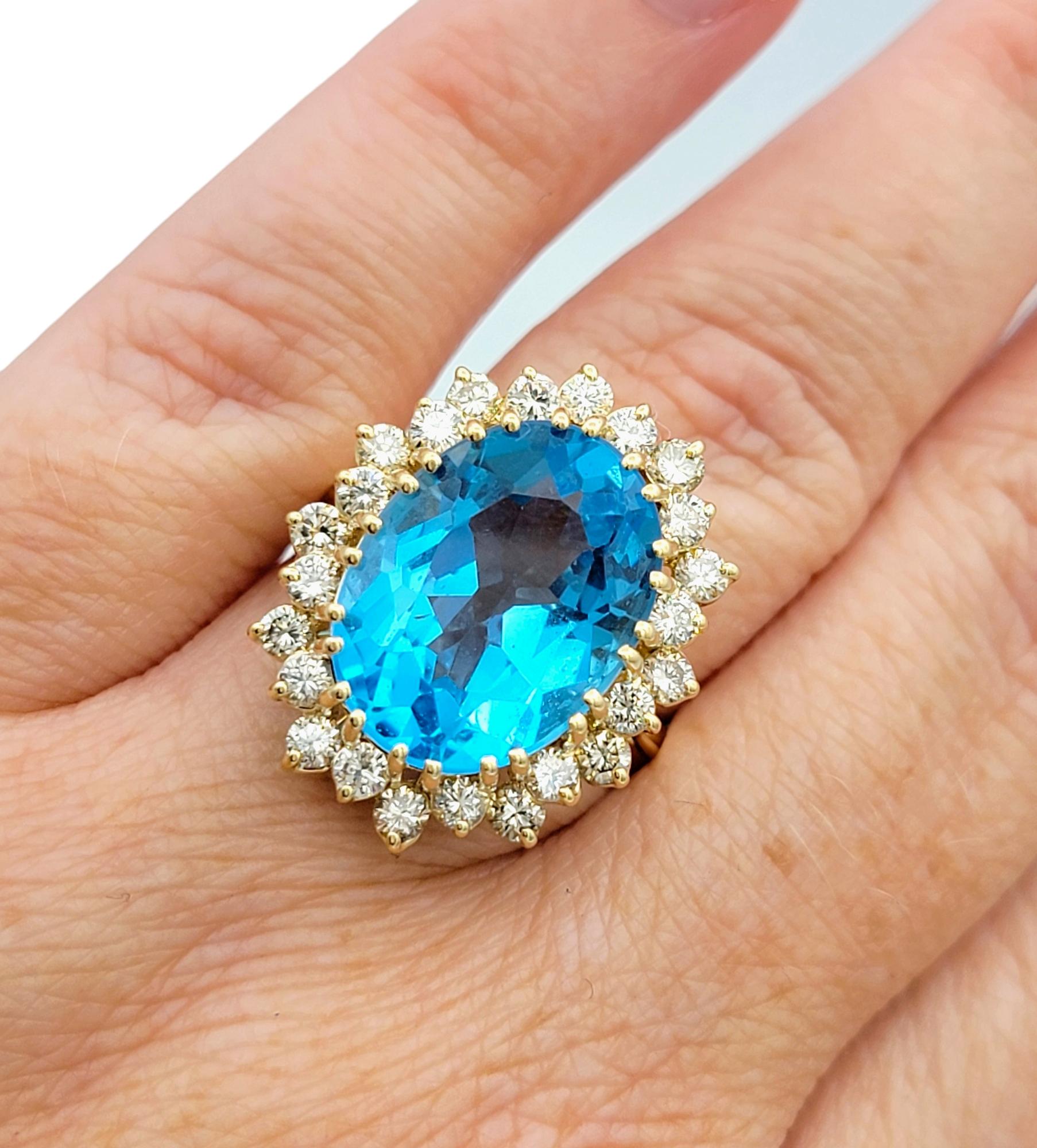 Anillo de Cóctel de Topacio Azul de Corte Oval de 11,25 Quilates con Halo de Diamantes en Oro de 14 Kilates en venta 2
