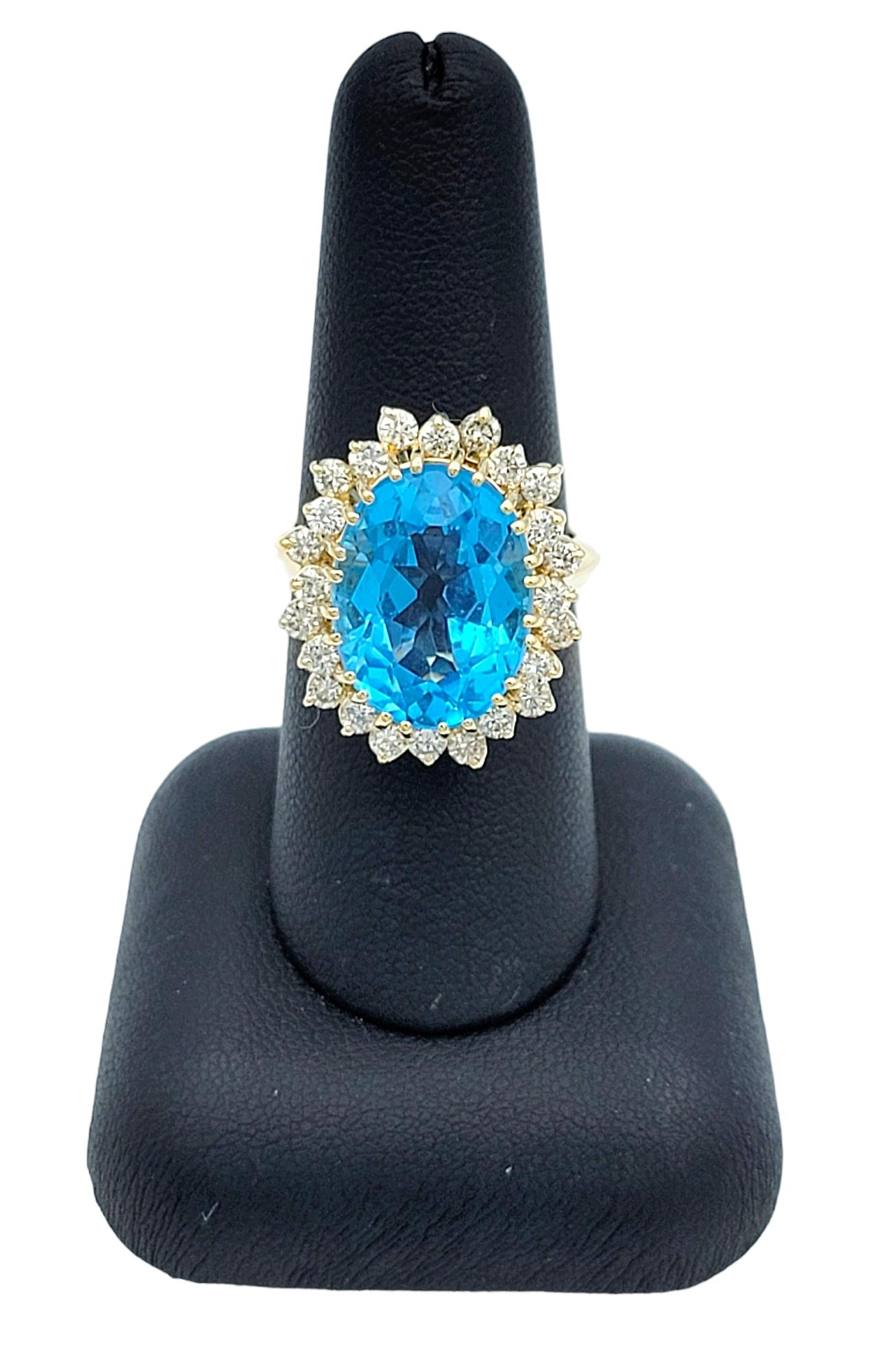 Anillo de Cóctel de Topacio Azul de Corte Oval de 11,25 Quilates con Halo de Diamantes en Oro de 14 Kilates en venta 3