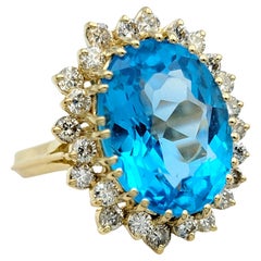 Bague cocktail en or 14 carats avec topaze bleue de taille ovale de 11,25 carats et halo de diamants