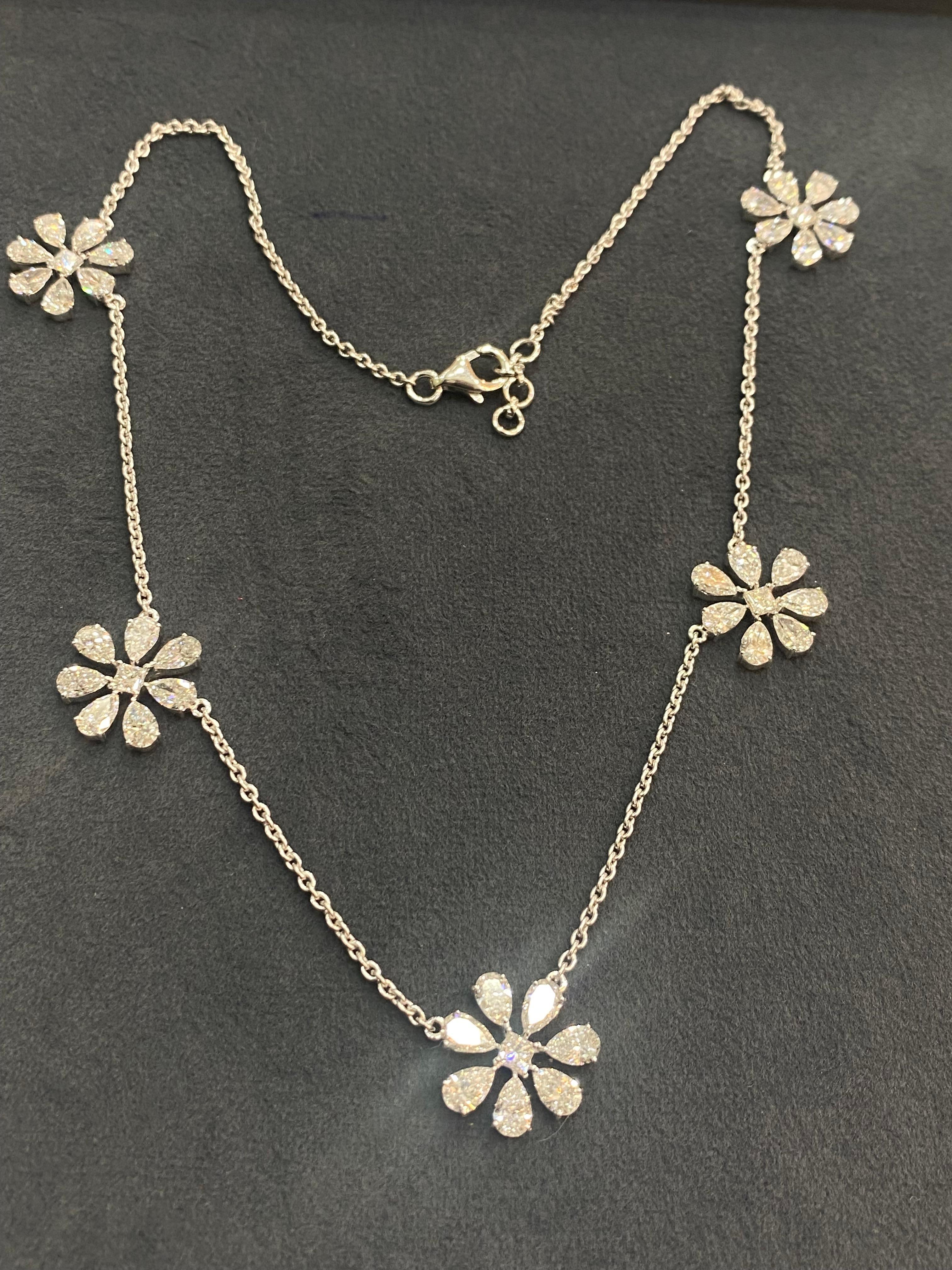 11,25 Karat F/VS1 Birnenförmige Prinzessin-Halskette aus 14K Weißgold mit natürlichenen Diamanten und Blumenmuster (Zeitgenössisch) im Angebot