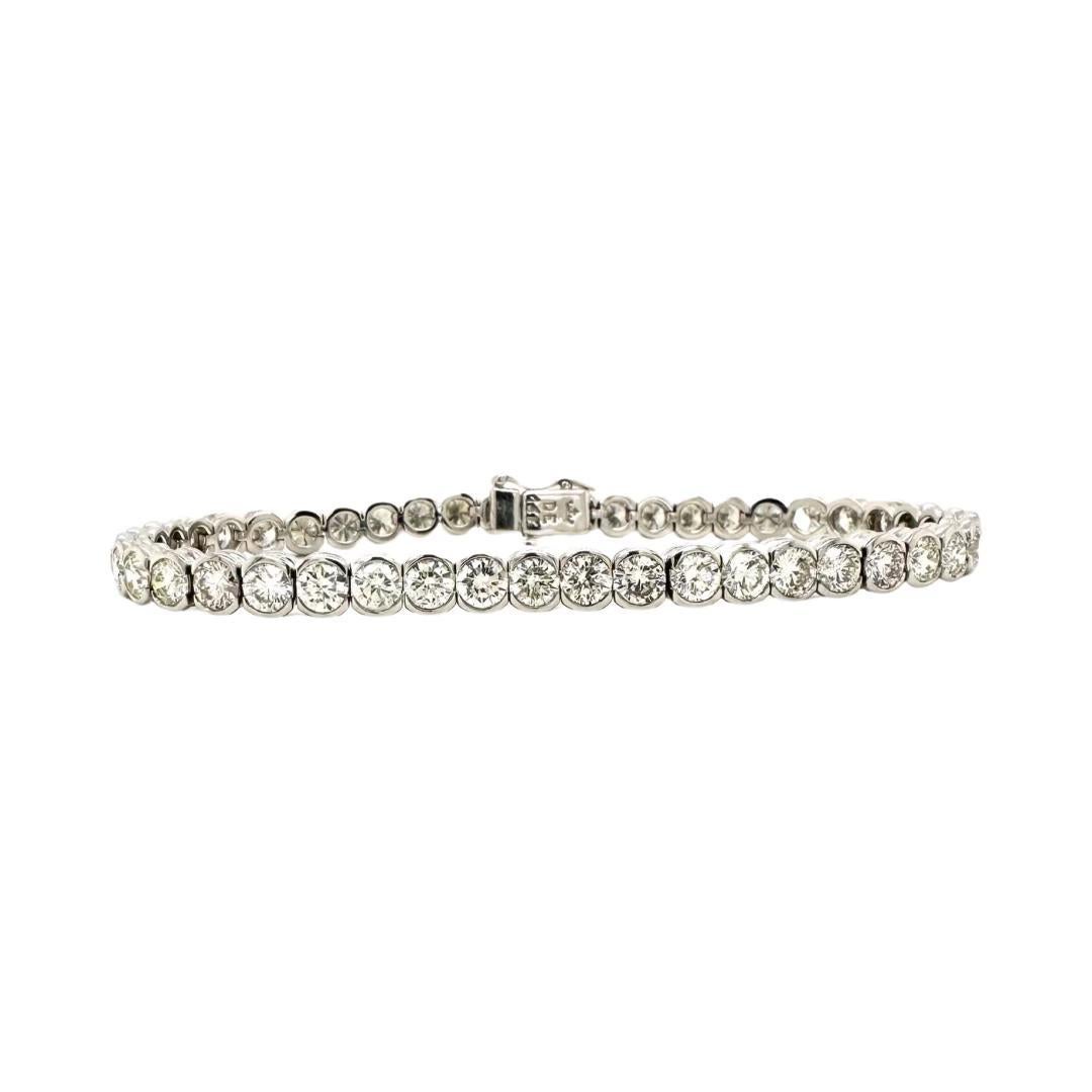 Le magnifique bracelet de tennis en or blanc 18 carats serti de diamants en serti clos est une pièce d'exception. La monture populaire est apparue au début du 20e siècle, permettant aux diamants d'être placés en toute sécurité côte à côte dans une