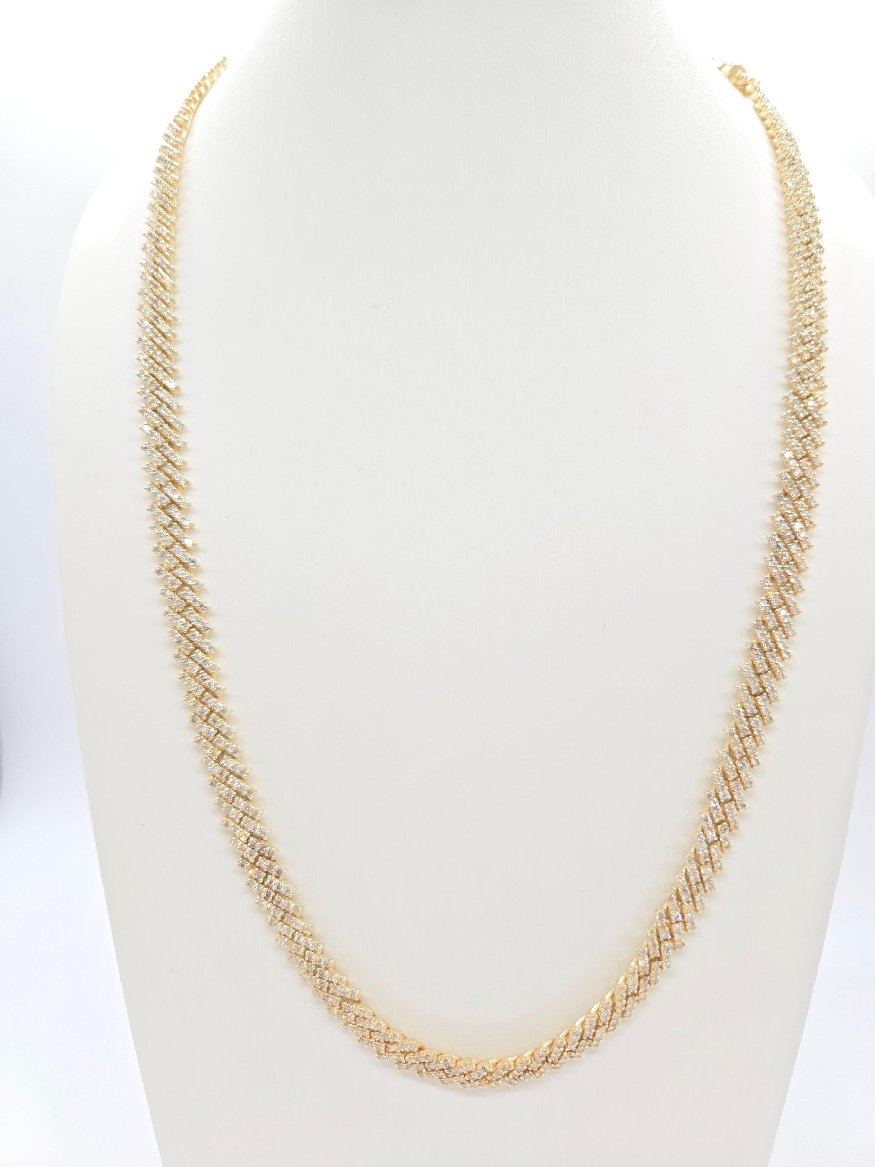 Poids en carats : 11,26 carats de diamants naturels. Il s'agit d'une quantité substantielle de diamants, qui apportent beaucoup d'éclat et d'élégance au collier.

MATERIAL : La chaîne est fabriquée en or jaune 10 carats, une option durable et