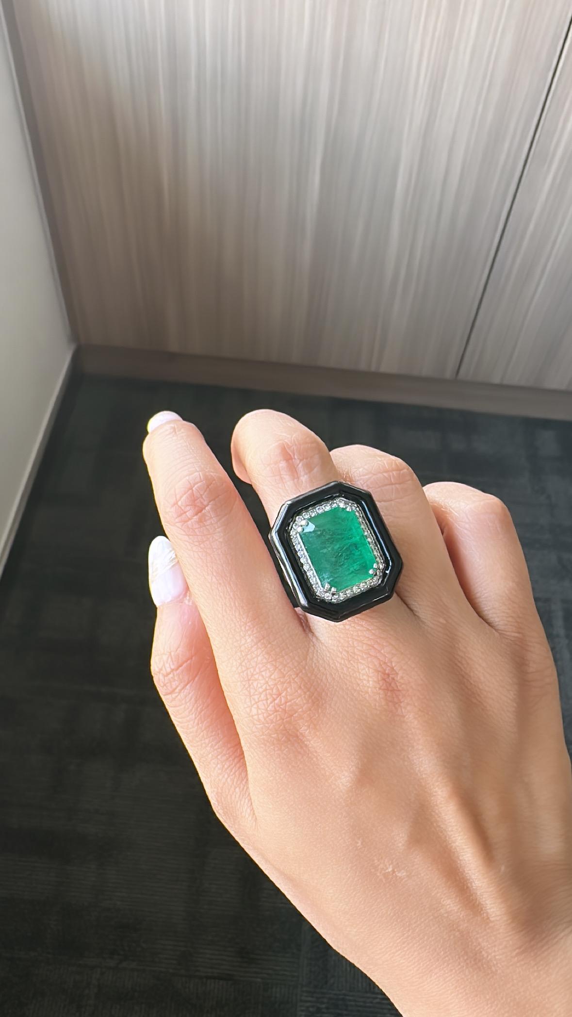 11.26 Carats, Natural Zambian Emerald, Black Enamel & Diamonds Cocktail Ring For Sale 1