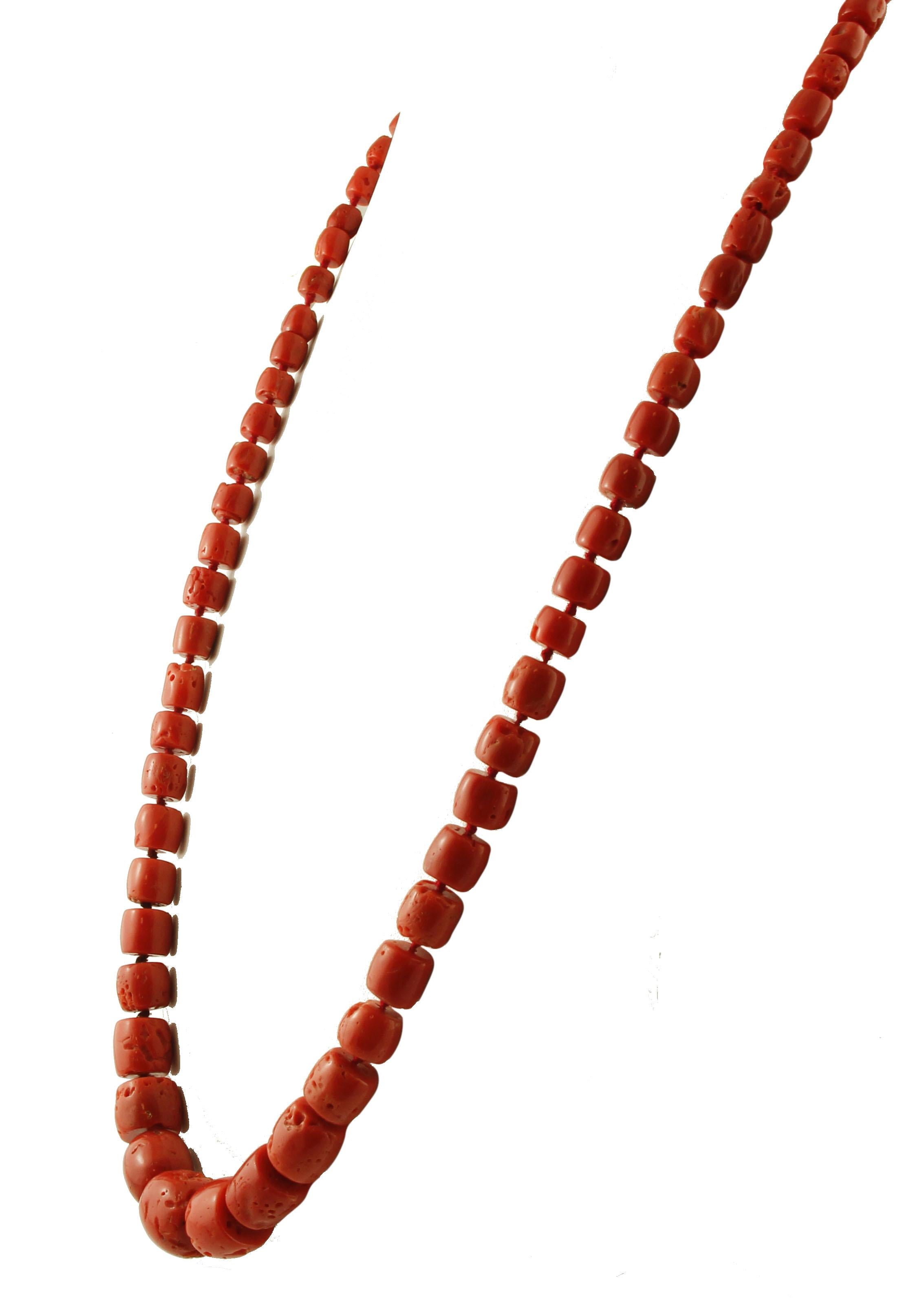 Beautiful long coral necklace, realized with 112.7g of extraordinary rubrum coral. 
This necklace is realized by Italian mastetr goldsmiths, according to the ancient Neapolitan tradition of coral manufacturing
This coral necklace can be worn also as