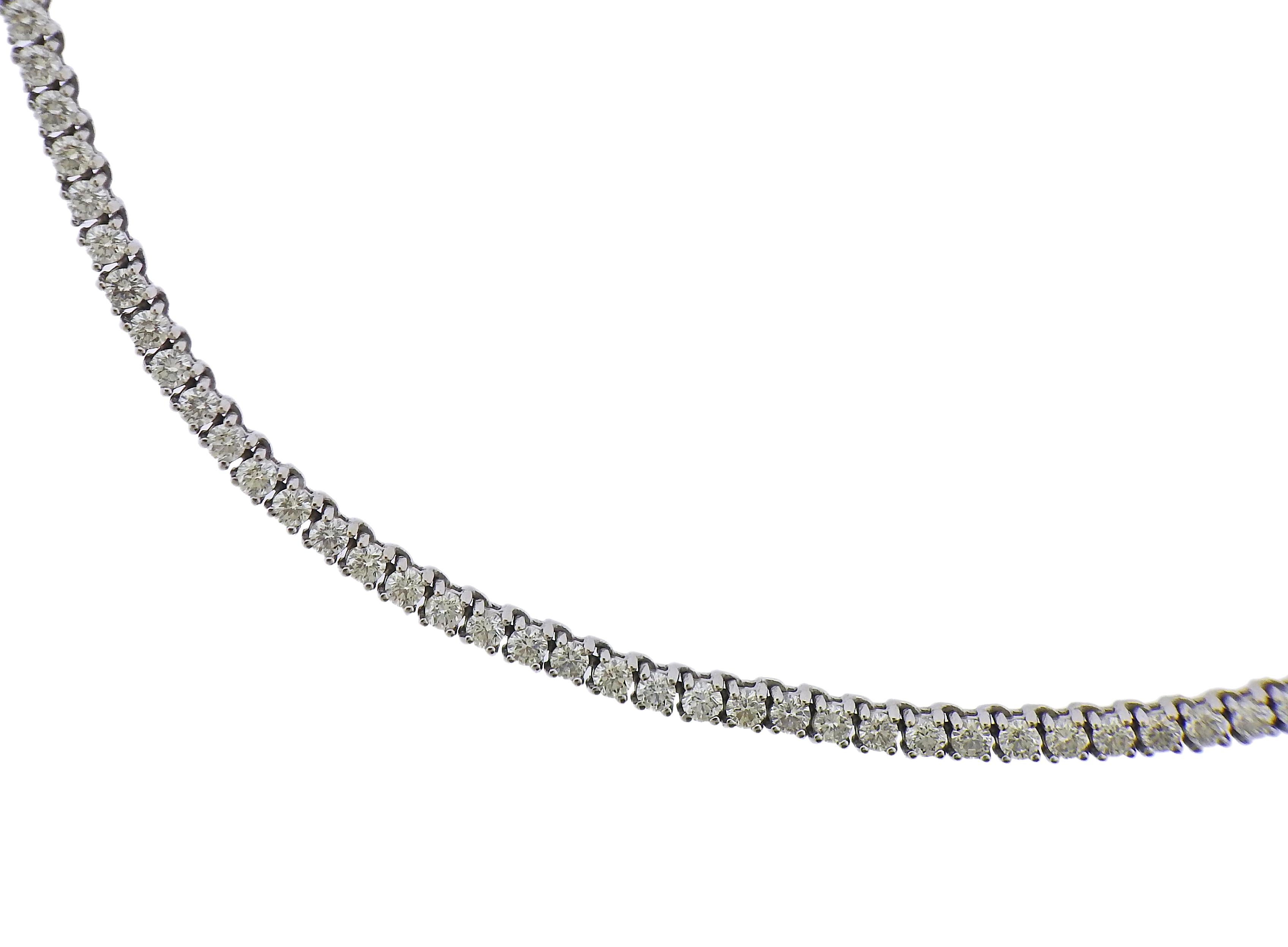 Classic Riviere necklace in 14k gold, with 141 diamonds - approx. 11.28ctw. Necklace is 18.5