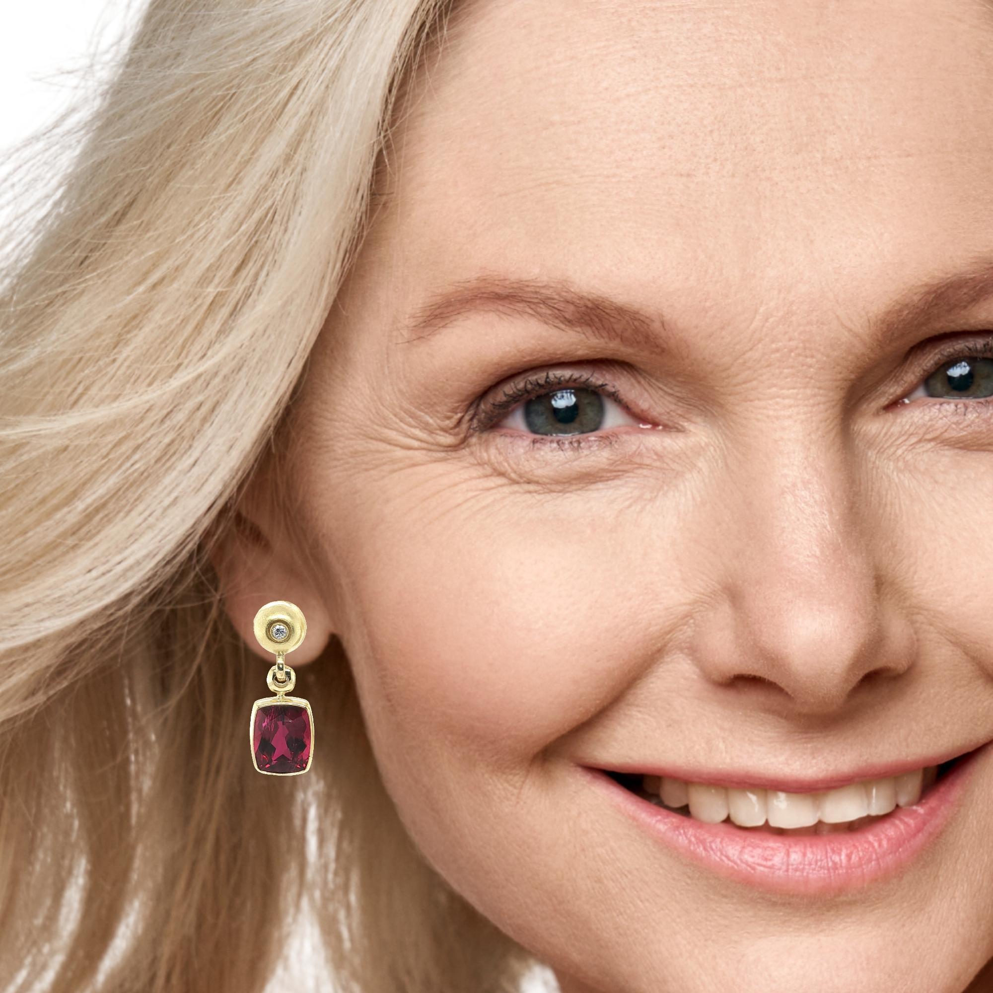 11.28 Carat Total Cushion Rubellite Tourmaline and Diamond Drop Earrings Damen im Angebot