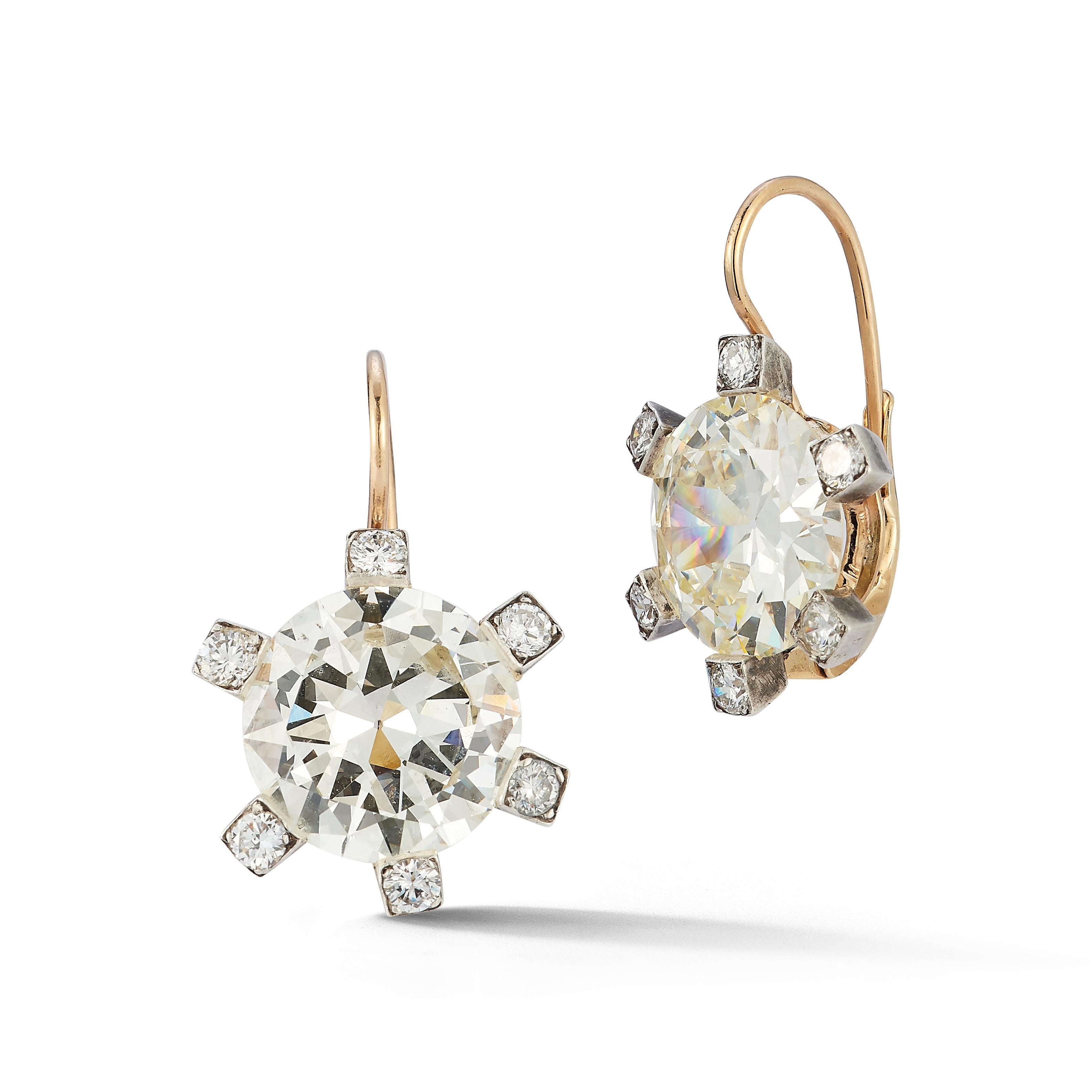 Antique Diamond Earrings

Accompanied by 2 GIA certificates 

GIA Diamond Info: 
5.59 carats color grade L clarity grade VS2
5.70 carats color grade N clarity grade VS2

Each diamond surrounded by 6 smaller round cut diamonds
Length: 1