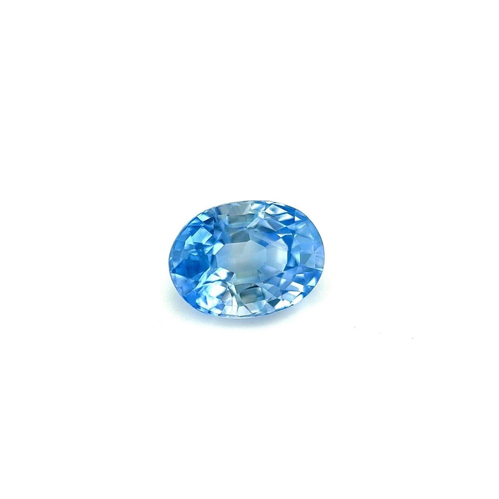 Saphir de Ceylan bleu clair taille ovale non serti naturel de 1,12 carat VS
 
 Saphir naturel bleu clair de Ceylan, taille ovale.
 
 Saphir de 1,12 carat d'une belle couleur bleu clair. 
 Ce saphir a une excellente clarté, c'est une pierre très