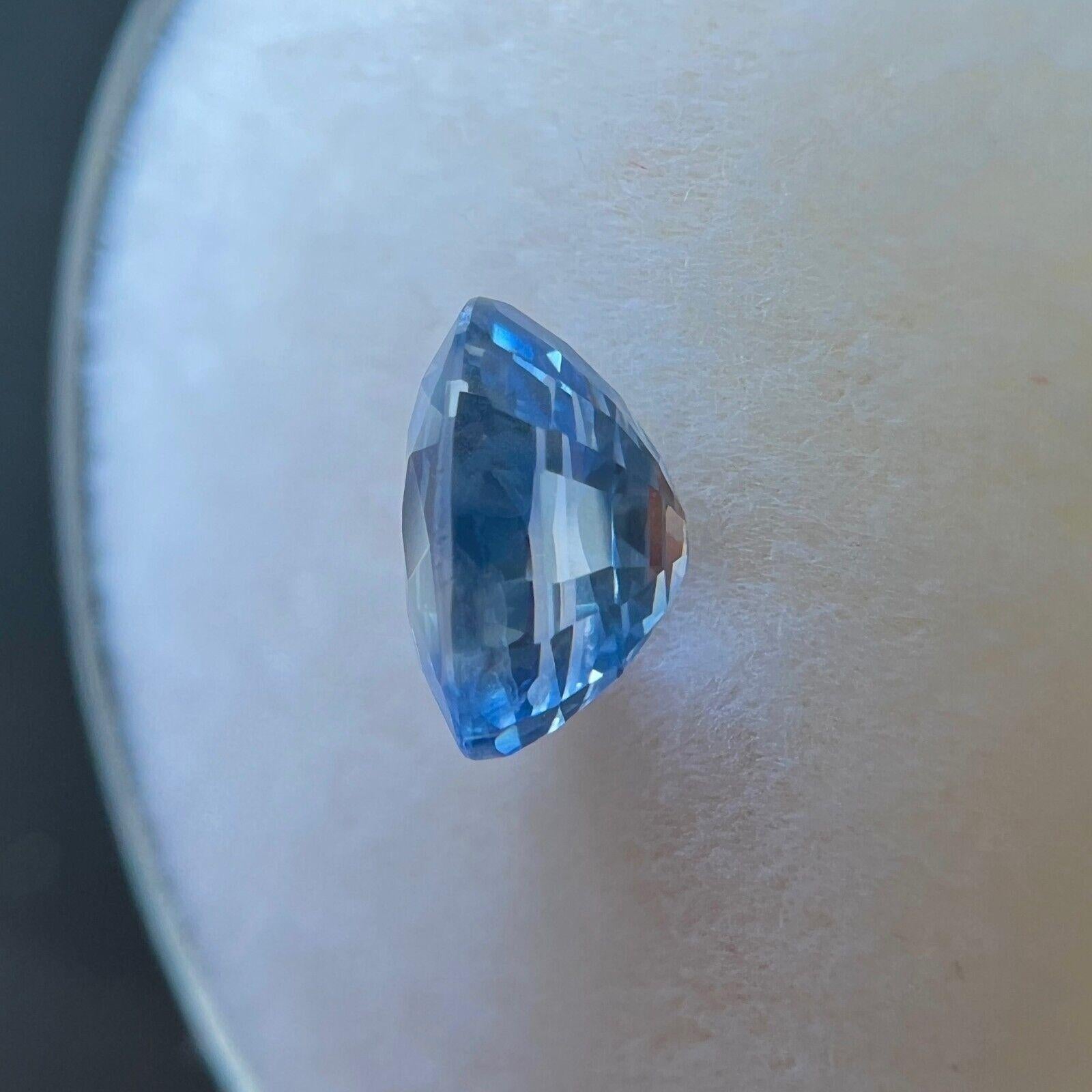 Taille ovale Saphir de Ceylan bleu clair taille ovale non serti naturel de 1,12 carat VS en vente