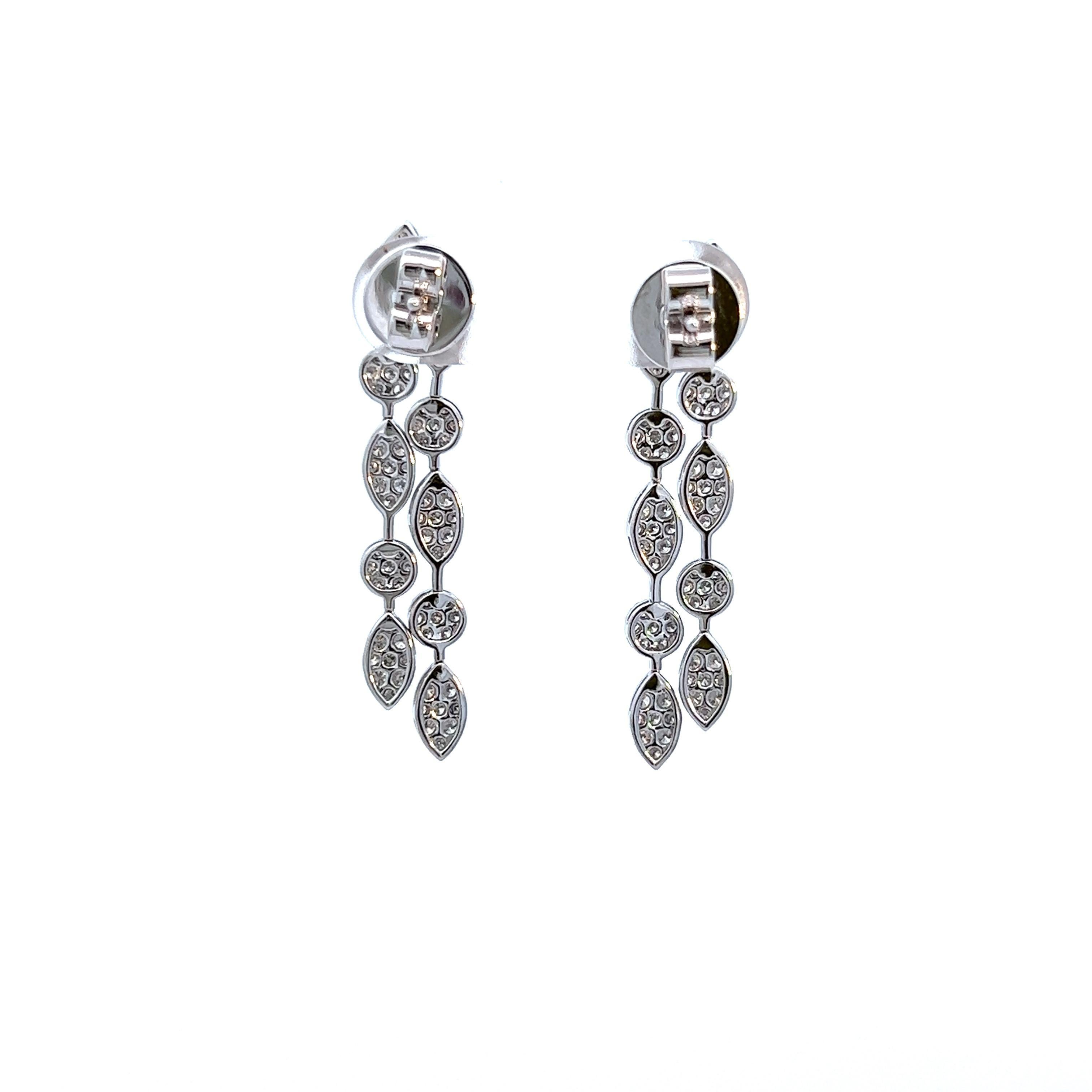 Splendidi orecchini con diamanti pendenti con motivo di foglie cadenti.
164 diamanti rotondi, 1,12ct. Colore D-F e purezza VS. Oro bianco 18 carati, 5,81 grammi.
Su richiesta, una volta acquistato, il gioiello viene valutato da un GIA G.G.