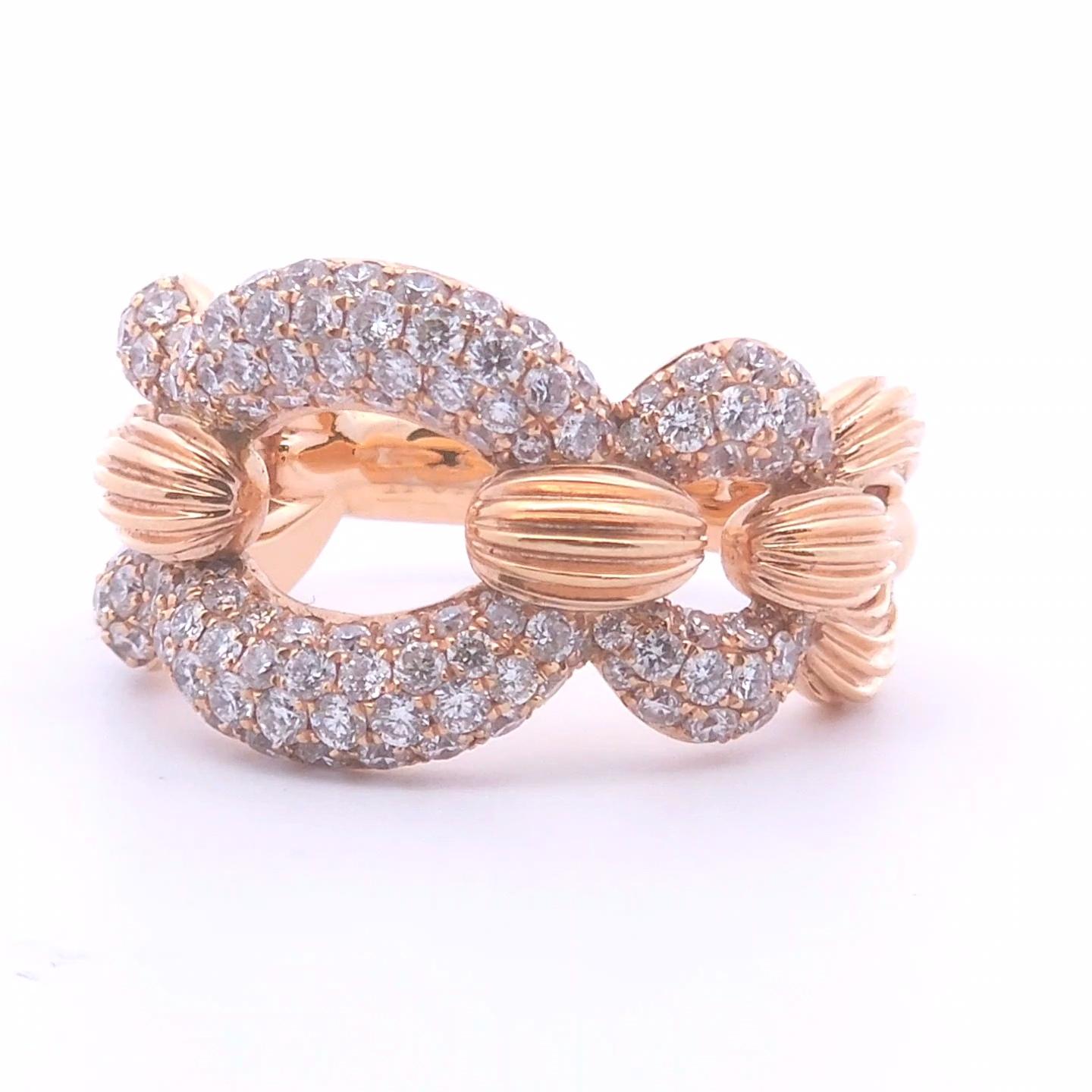 Dieser elegante und auffällige 1,5-karätige Diamantring aus 18-karätigem Roségold ist die perfekte Mischung aus modernem Stil und zeitloser Eleganz. Dieser atemberaubende Ring zieht die Blicke auf sich und besticht durch eine Reihe von runden