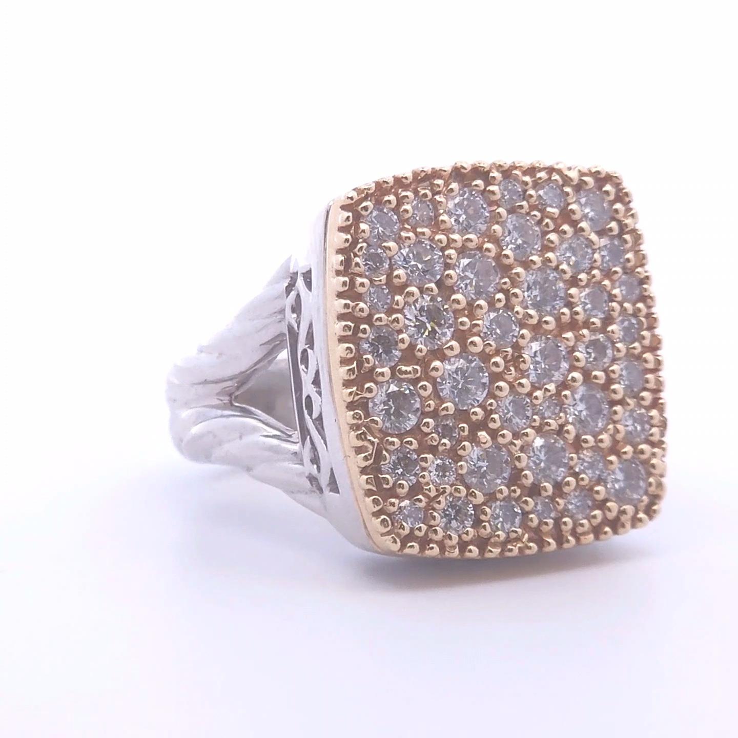 Dieser wunderschöne 1½-karätige runde Diamantring aus 14-karätigem Gold ist die perfekte Mischung aus klassischer Eleganz und modernem Glanz. Der sorgfältig gearbeitete Brillantcluster aus runden Diamanten wurde sorgfältig zusammengefügt, um das