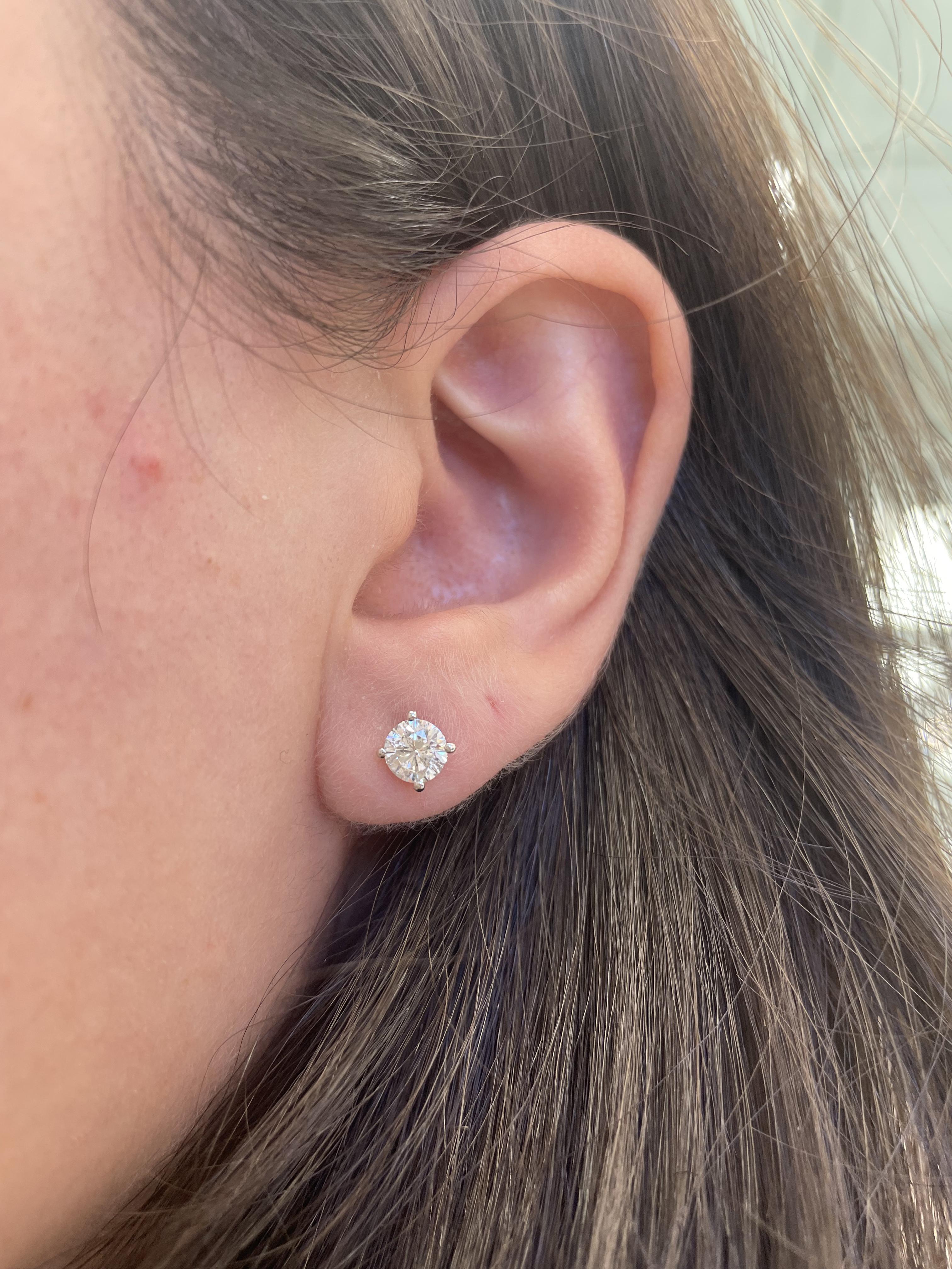Orecchini classici con diamante.
Due diamanti tondi taglio brillante abbinati per un totale di 1.12 carati. Colore H+I e purezza SI2. Quattro griffe incastonate, oro bianco 18 carati, 1,33 grammi.
Su richiesta, una volta acquistato, il gioiello
