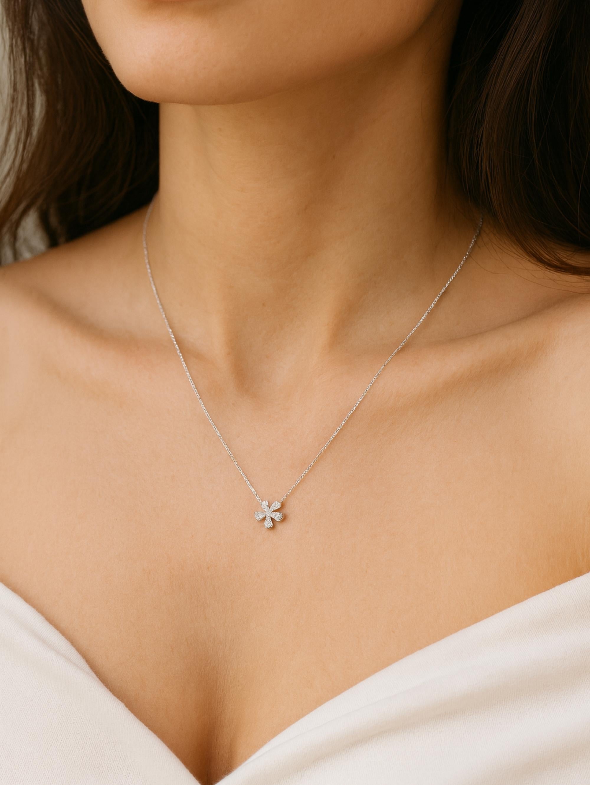 Diese 1,12 Karat SI Clarity HI Color Diamond 14 Karat Weißgold Dainty Floral Necklace zeichnet sich durch fünf nach innen gerichtete Diamanten im Birnenschliff aus, die einen winzigen Blumenanhänger an einer Kette bilden.
Diamanten sind ein