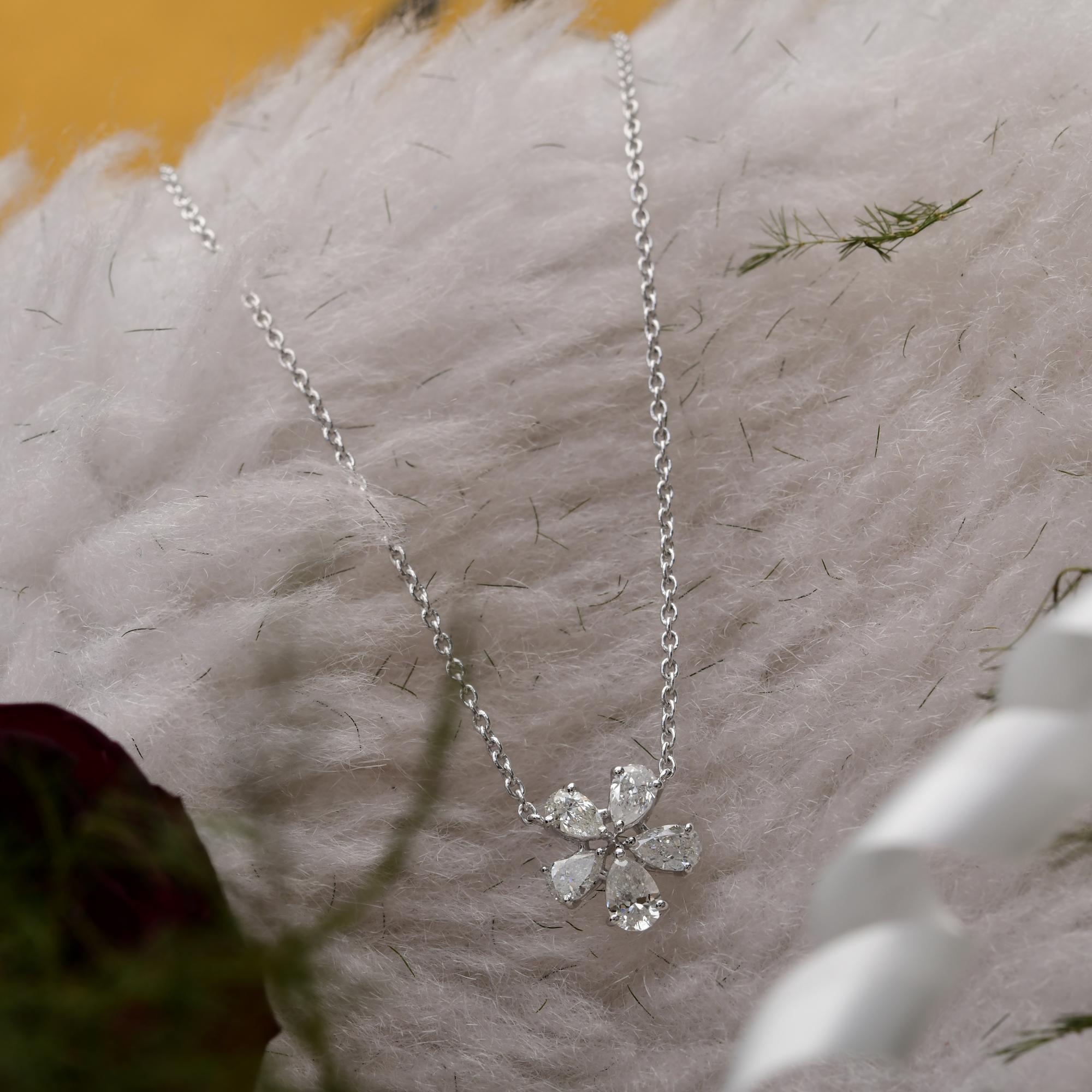 Diese 1,12 Karat SI Clarity HI Color Diamond 18 Karat Weißgold Dainty Floral Necklace zeichnet sich durch fünf nach innen gerichtete Diamanten im Birnenschliff aus, die einen winzigen Blumenanhänger an einer Kette bilden.
Diamanten sind ein