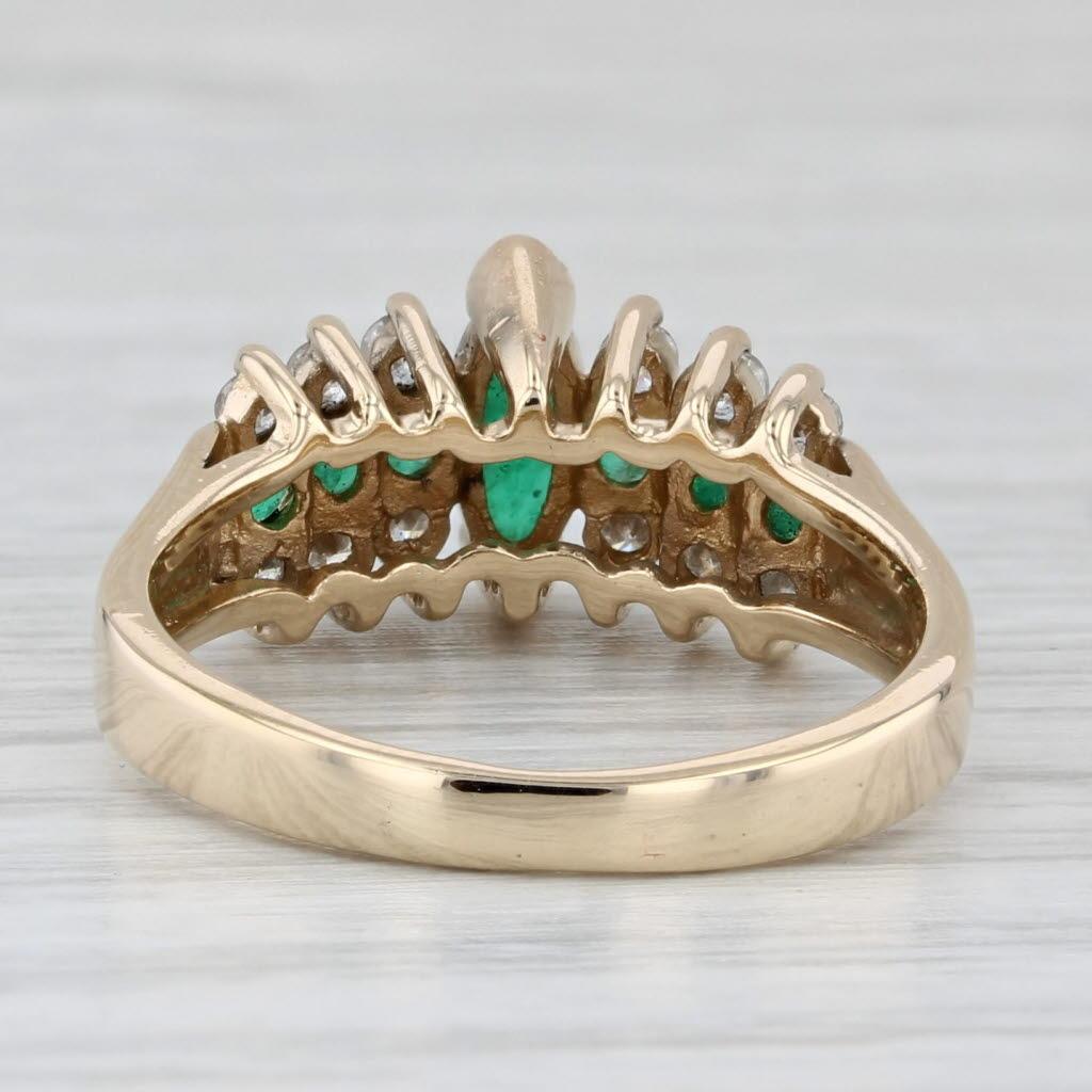 Informationen zu Edelsteinen:
- Natürliche Smaragde -
Karat gesamt - 0,62ctw
Schliff - Marquise 0,28ct, 0,34ctw Rundbrillant
Farbe - Grün
Behandlung - Ölen

- Natürliche Diamanten -
Karat gesamt - 0,50ctw
Schliff - Rundbrillant
Farbe - H -
