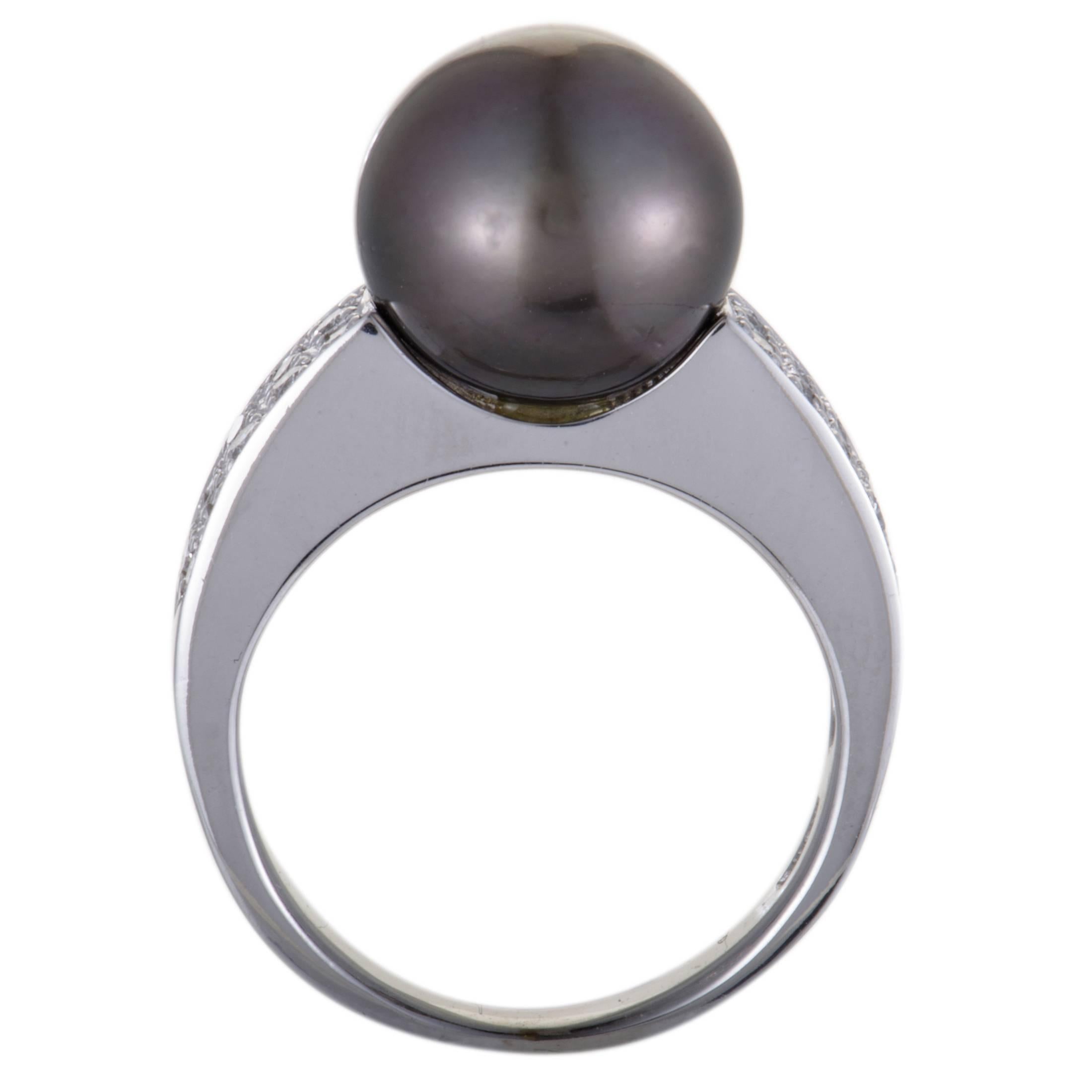 The bright gleam of 18K white gold and the captivating allure of the black pearl produce a compelling aesthetic effect in this stunning ring that features elegant design and stylish décor. The ring is also set with resplendent diamond stones that