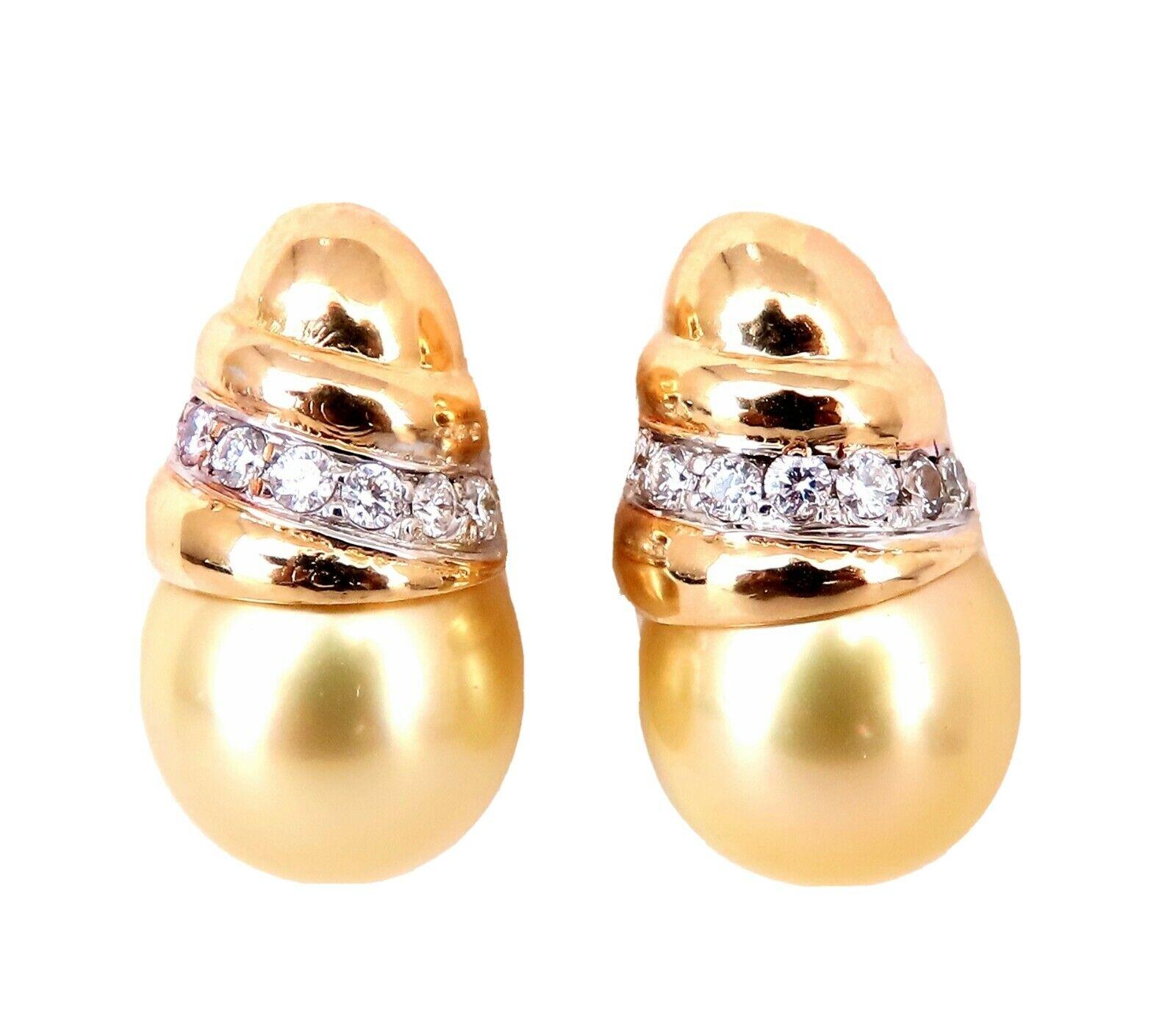 Orecchini classici di perle South Seas giallo oro.

Perla: 11,2MM

Eccellente lucentezza e brillantezza AAA.

.50 carati di diamanti naturali rotondi.

Colore G vs. chiarezza 2.

Oro giallo 14 carati 10,1 g.

Gli orecchini misurano complessivamente