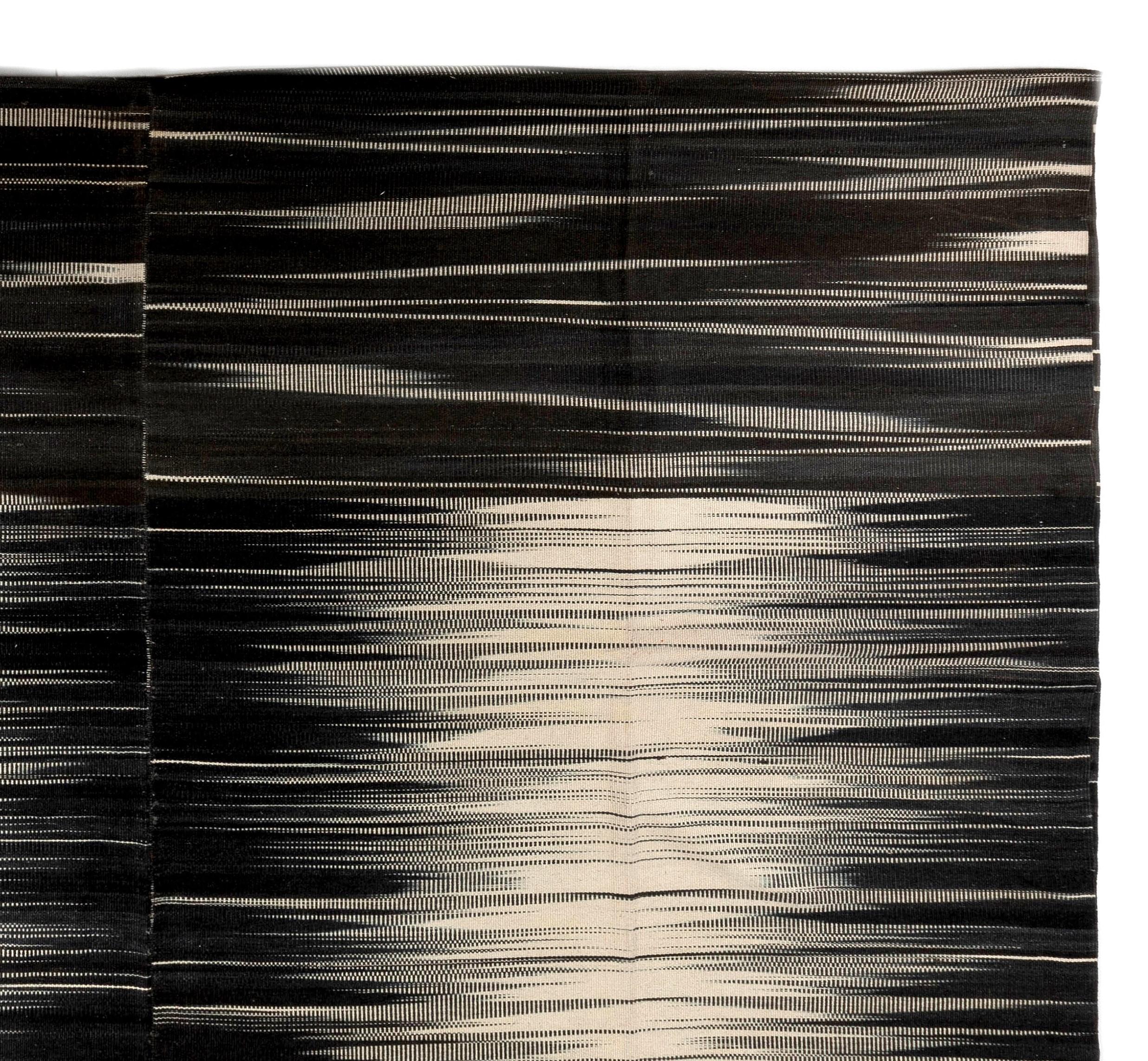 11,2x15,2 m moderner doppelseitiger großer doppelseitiger großer Kelim in Schwarz & Creme, Wolle Oversize-Teppich im Zustand „Neu“ im Angebot in Spring Valley, NY