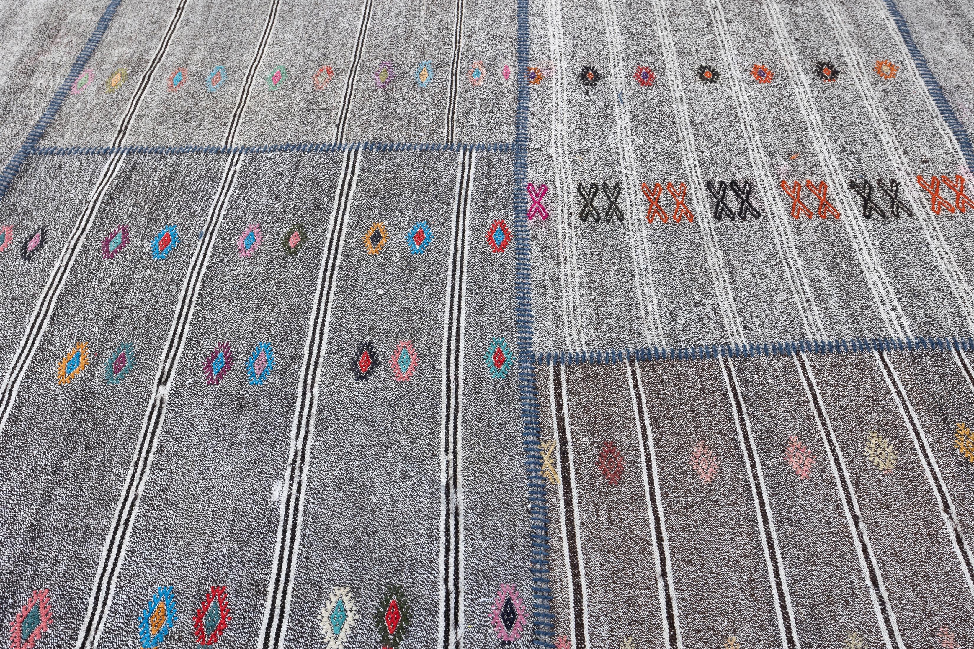 Bringen Sie einen Hauch von zeitloser Handwerkskunst in Ihr Zuhause mit diesem handgefertigten türkischen Patchwork-Kilim-Teppich im Vintage-Stil.
Dieser wunderschöne Flachgewebeteppich wird in sorgfältiger Handarbeit aus natürlicher Baumwolle und