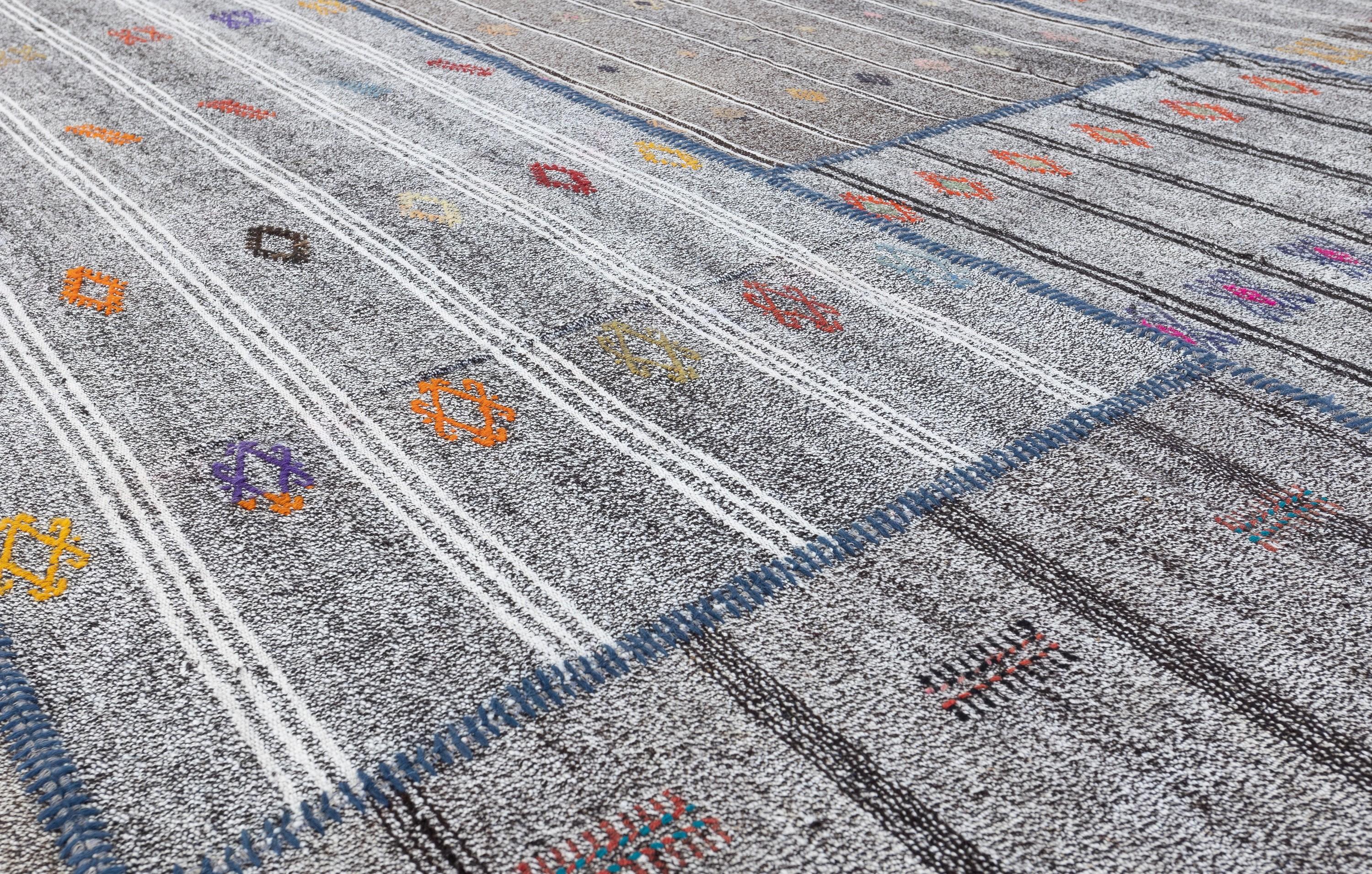 Bringen Sie einen Hauch von zeitloser Handwerkskunst in Ihr Zuhause mit diesem handgefertigten türkischen Patchwork-Kilim-Teppich im Vintage-Stil.
Dieser wunderschöne Flachgewebeteppich wird in sorgfältiger Handarbeit aus natürlicher Baumwolle und