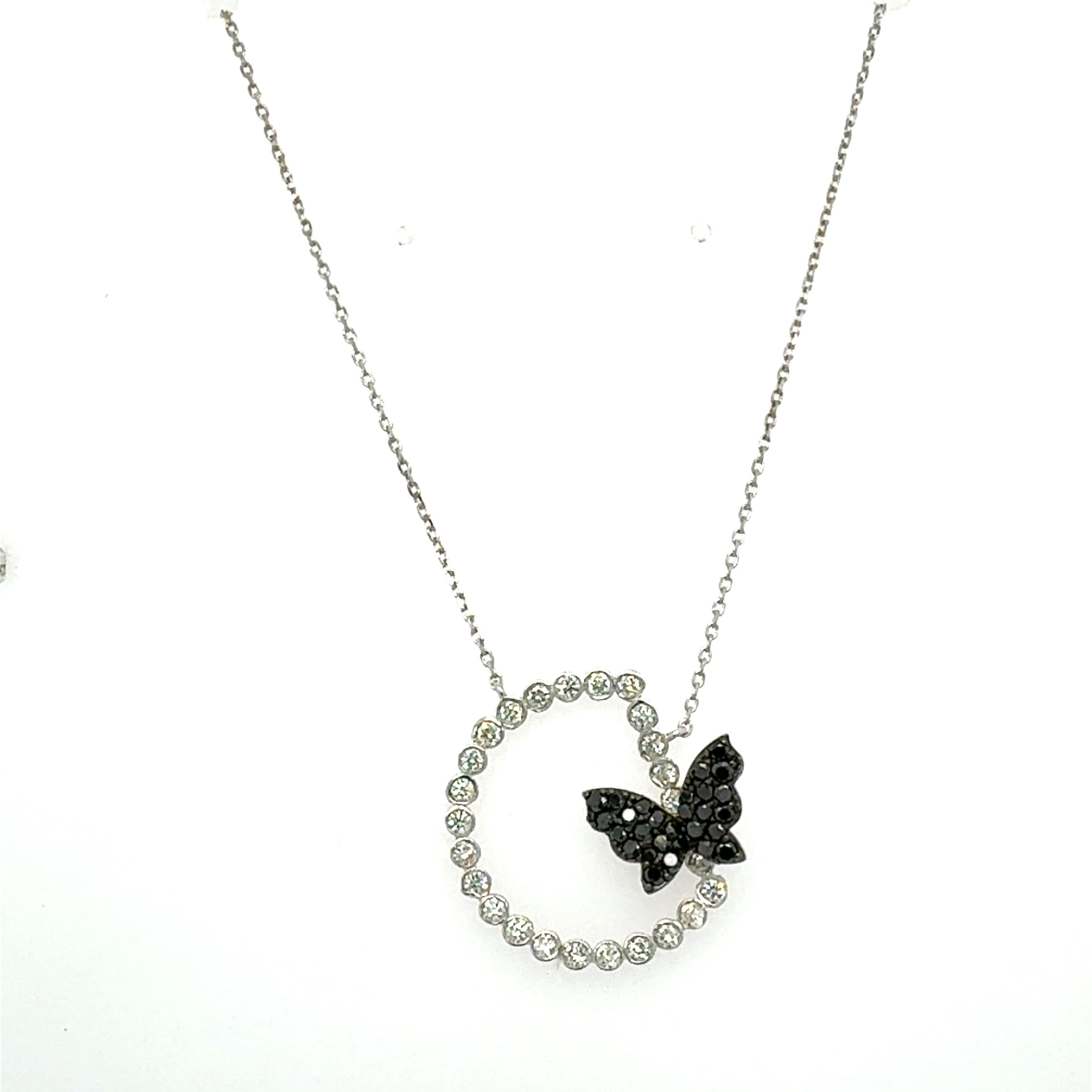 Ciondolo a catena con diamante nero da 1,13 carati e farfalla in oro bianco da 14 carati

Bellissimo ciondolo a catena con diamante nero e diamante bianco in oro bianco 14 carati.  Questo modello ha 24 diamanti a taglio rotondo che pesano 0,61