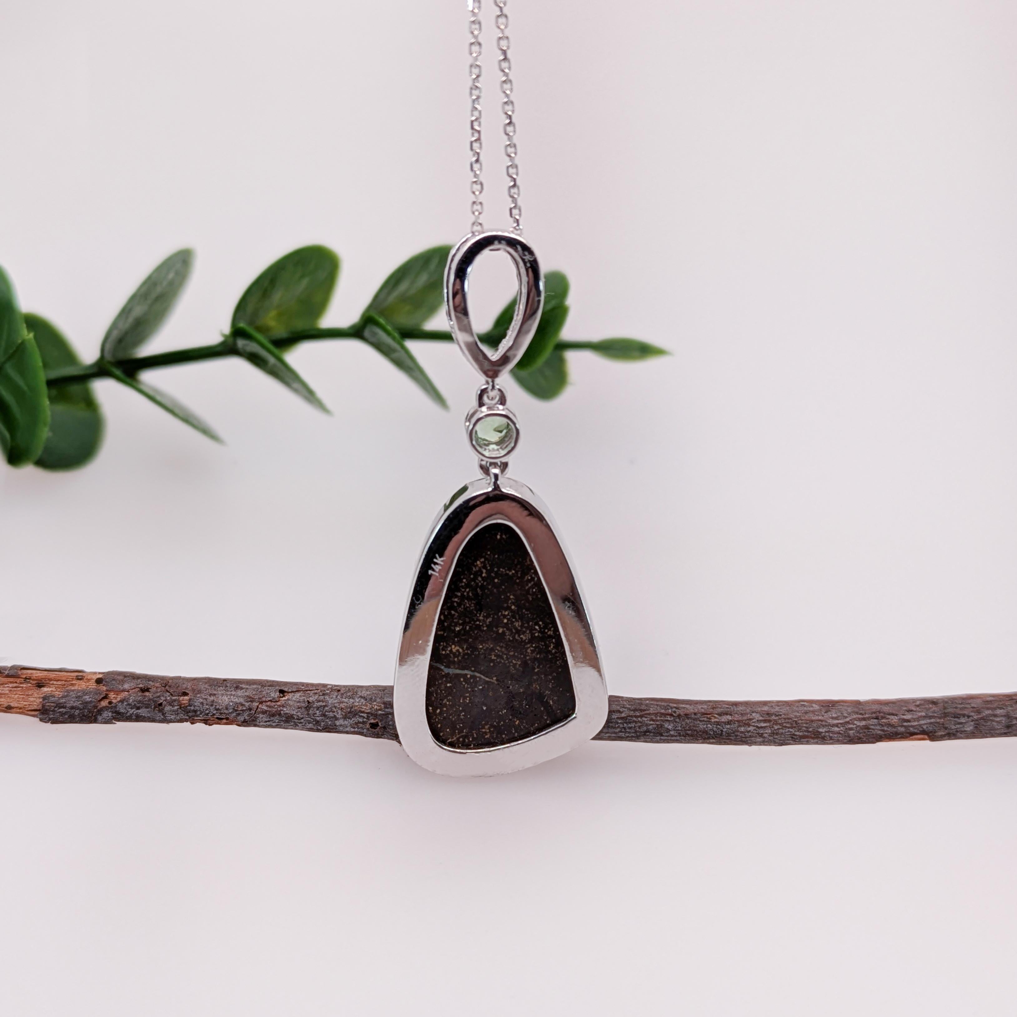 Donna 11.3 Carat Boulder Opal Pendant w Natural Diamonds In Solid 14K White Gold in vendita