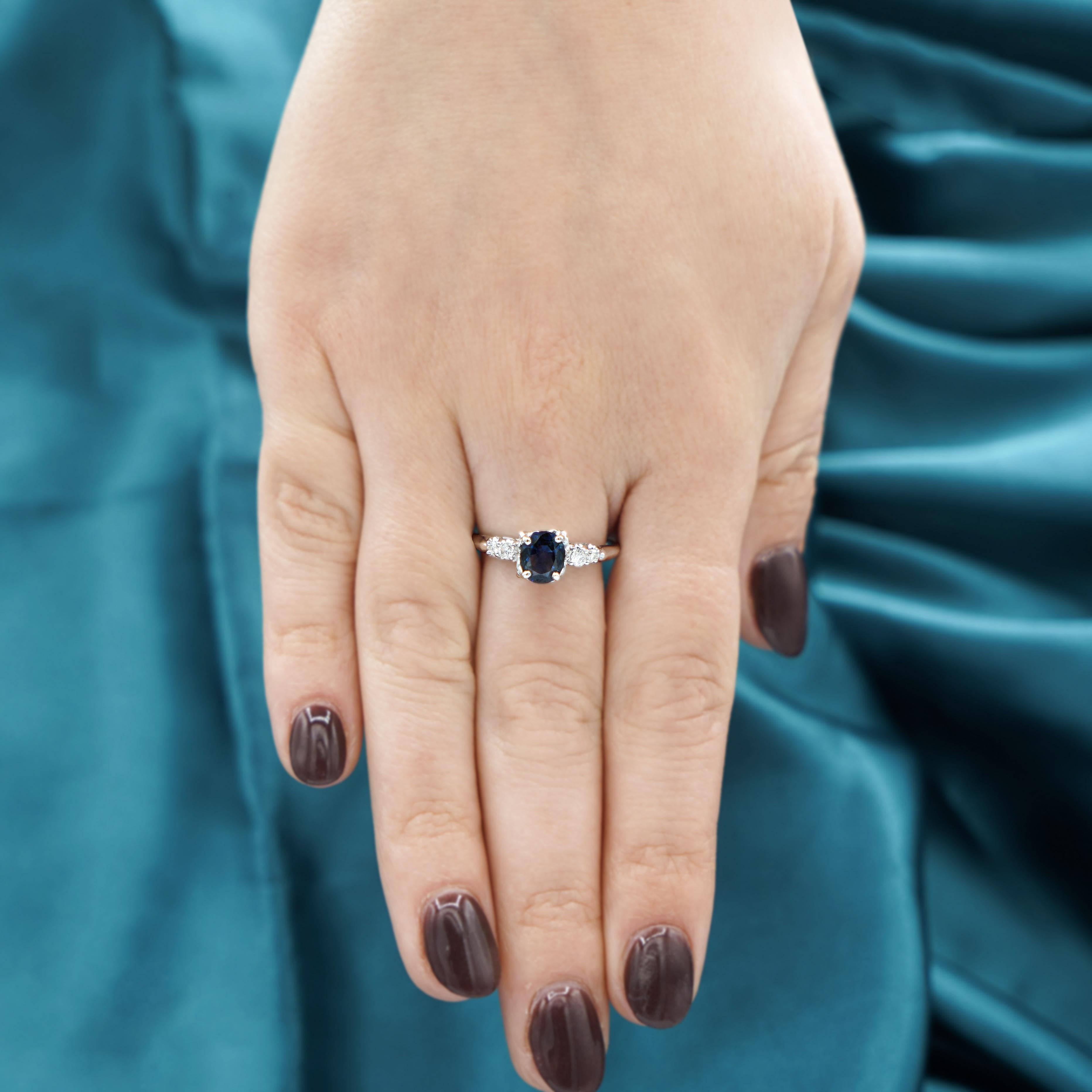 1.13 Carat Cushion Cut Sapphire & Side Diamond in 14K White Gold Engagement Ring In Excellent Condition For Sale In Miami, FL