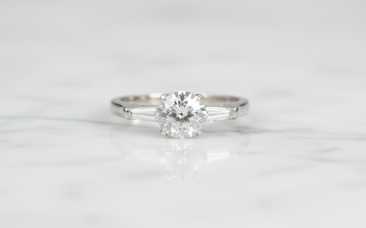 Cette bague de fiançailles vintage en platine allie une élégance intemporelle au charme romantique d'un diamant de taille européenne ancienne. En son centre se trouve un diamant de 1,13 carat de couleur F et de pureté SI2. Exceptionnellement