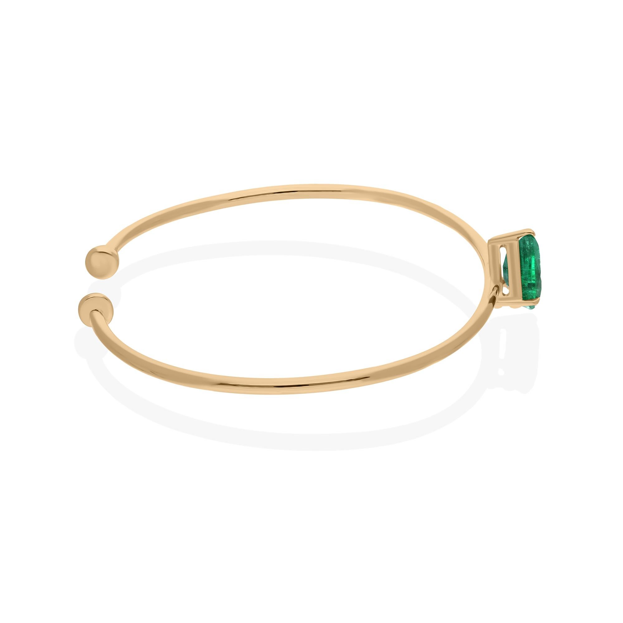 In der Mitte des Rings glänzt ein atemberaubender birnenförmiger sambischer Smaragd, der aufgrund seines satten Grüntons und seiner außergewöhnlichen Klarheit sorgfältig ausgewählt wurde. Smaragde aus Sambia sind für ihre leuchtende Farbe und