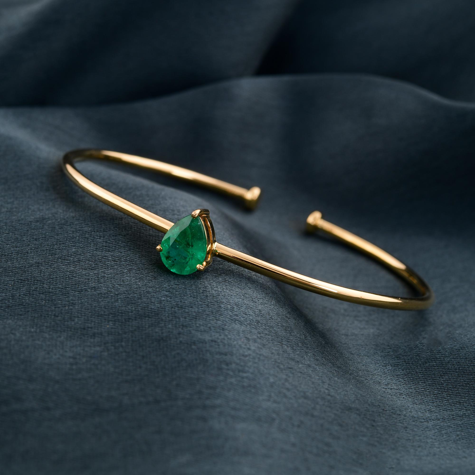 Taille poire Bracelet jonc en or jaune 18 carats avec émeraudes de Zambie en poire de 1,13 carat en vente