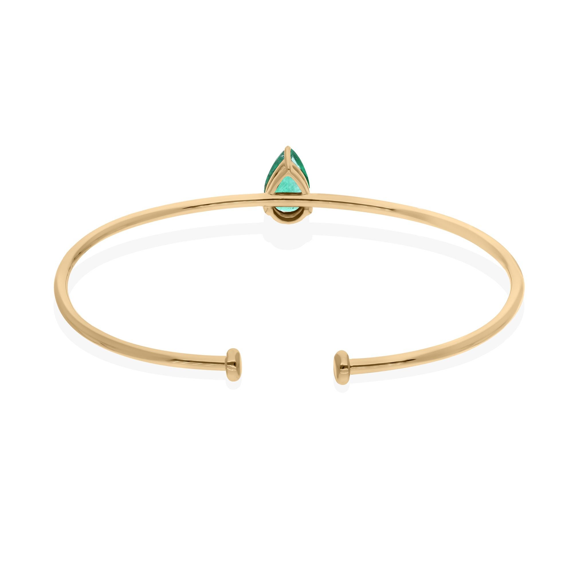Bracelet jonc en or jaune 18 carats avec émeraudes de Zambie en poire de 1,13 carat Neuf - En vente à Diera, Dubai