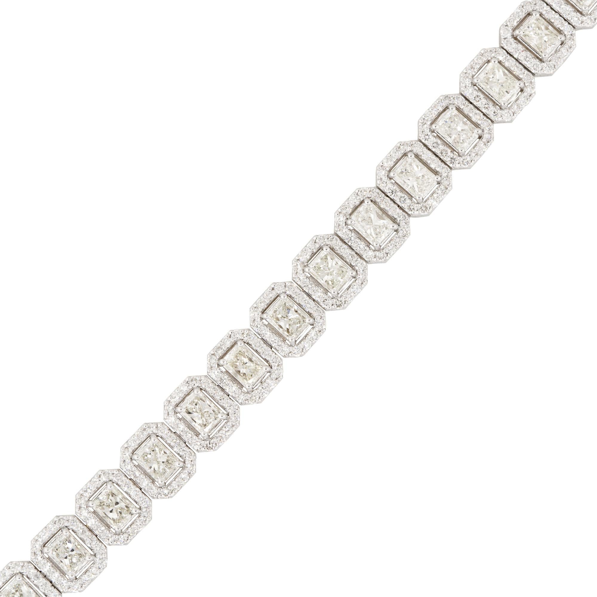 Moderne Bracelet tennis en or 18 carats avec halo de diamants taille radiant de 11,3 carats en vente