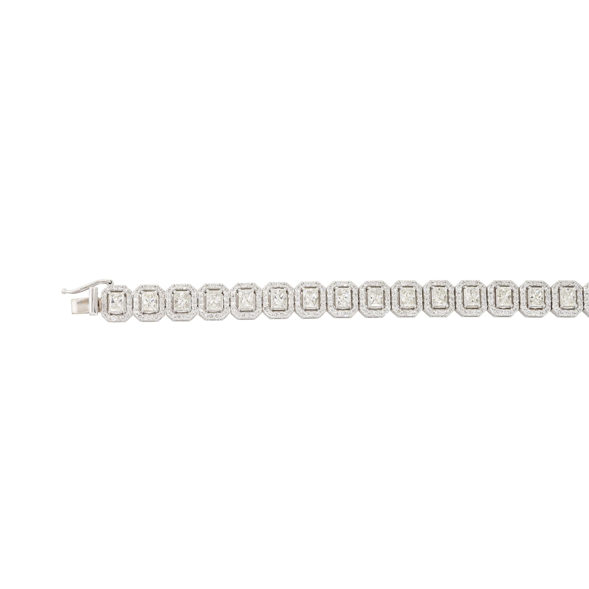 Taille radiant Bracelet tennis en or 18 carats avec halo de diamants taille radiant de 11,3 carats en vente