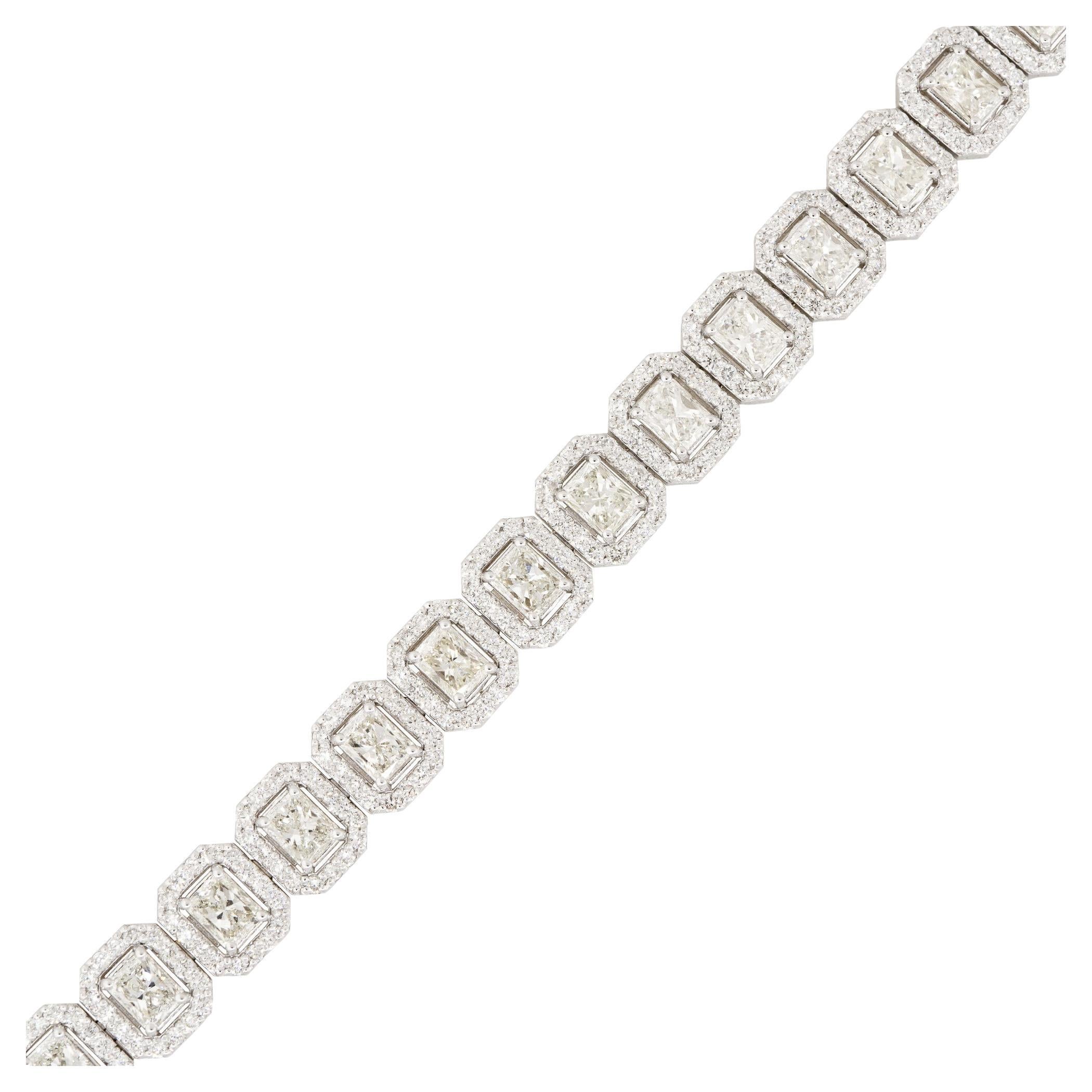 Bracelet tennis en or 18 carats avec halo de diamants taille radiant de 11,3 carats