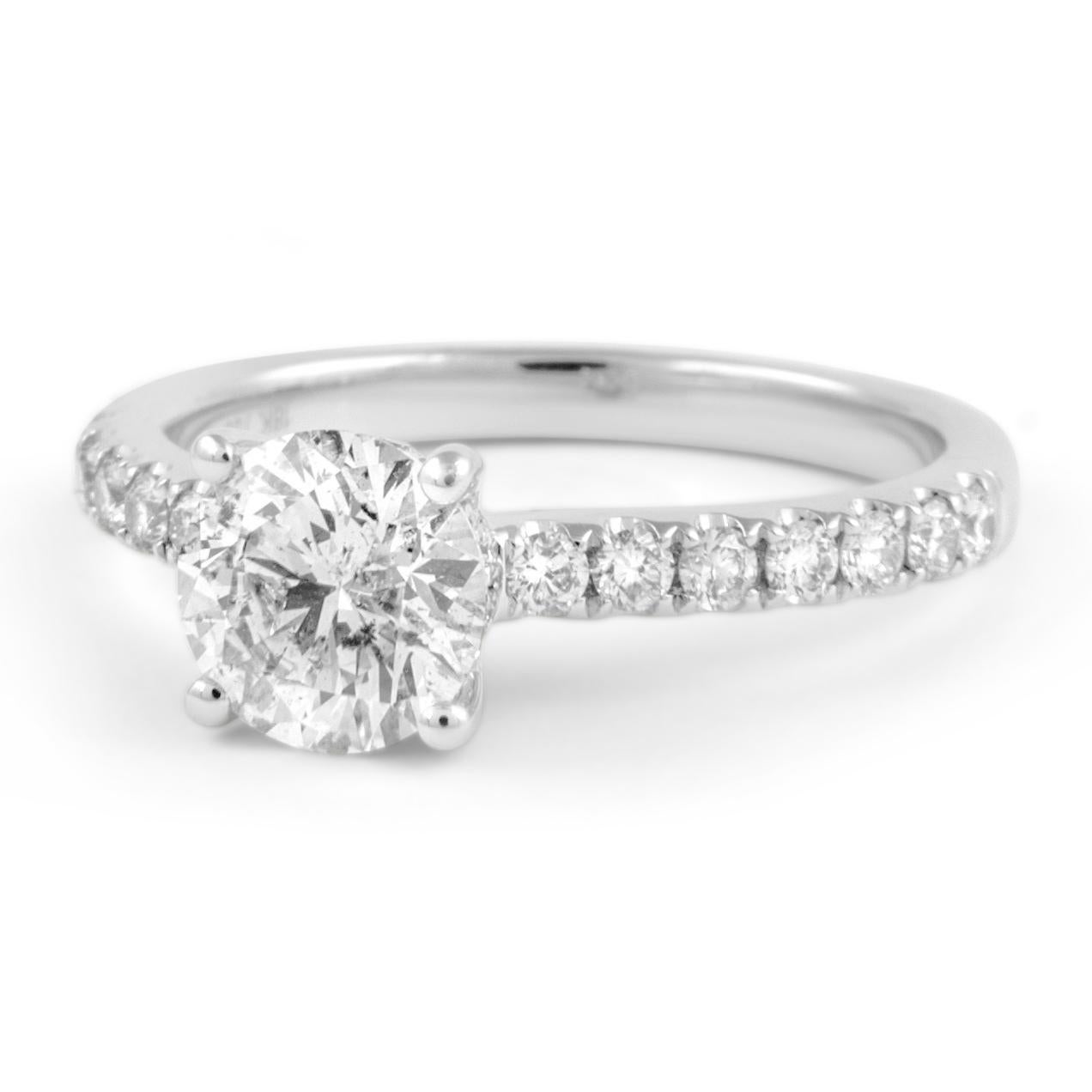 Klassischer Solitär-Diamant-Verlobungsring mit Diamanten am Schaft.
1,51 Karat Gesamtgewicht der Diamanten.
1,13 Karat runder Brillant, ungefährer Farbgrad F/G und Reinheitsgrad SI2. Ergänzt durch 28 runde Brillanten von 0,38 Karat. Ungefähr F/G