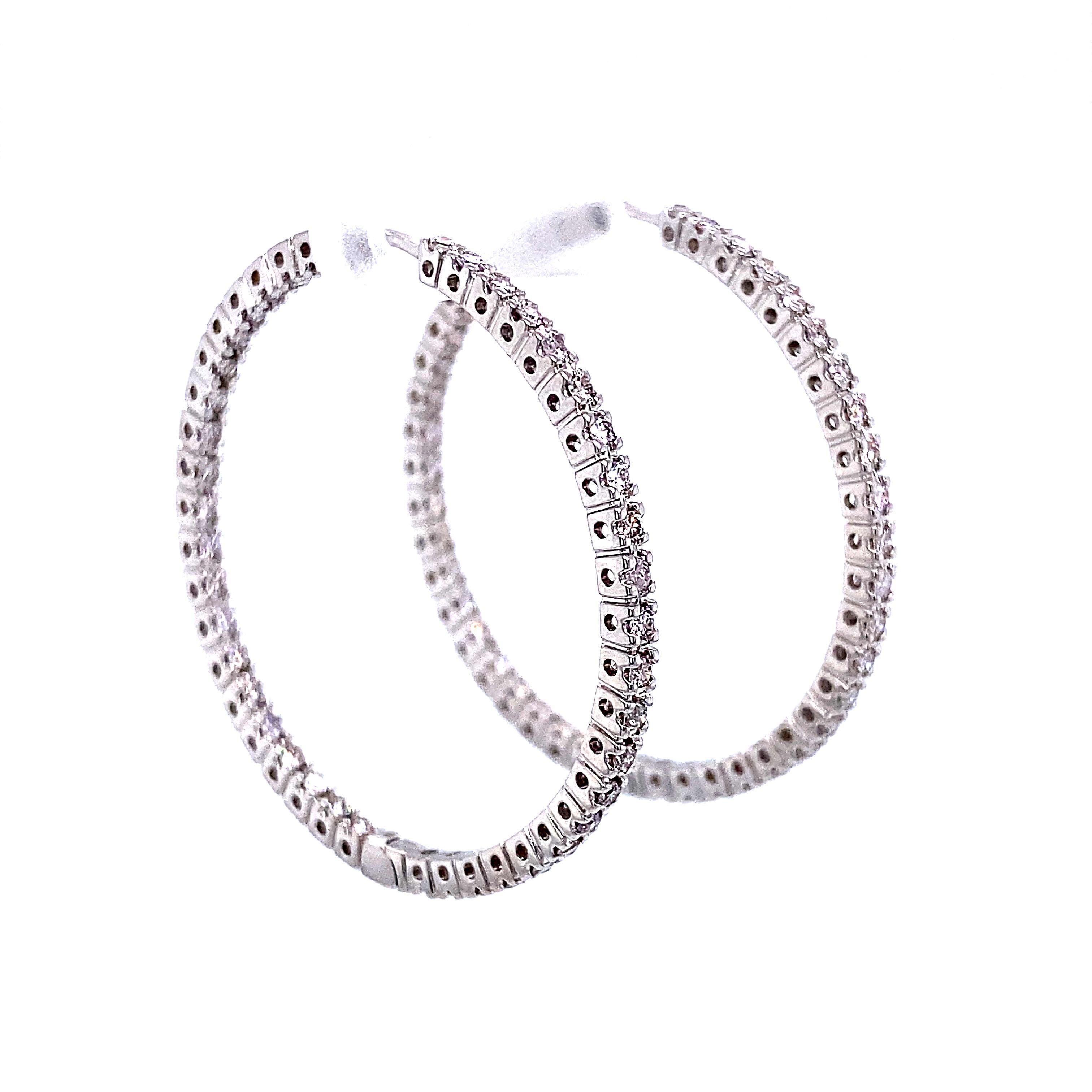 Classici orecchini a cerchio con diamante rotondo.
84 diamanti tondi brillanti, per un totale di 1,13 carati. Colore F/G e purezza VVS2/VS1. Oro bianco 14 carati incastonato a quattro punte, 6,83 grammi.
Su richiesta, una volta acquistato, verrà