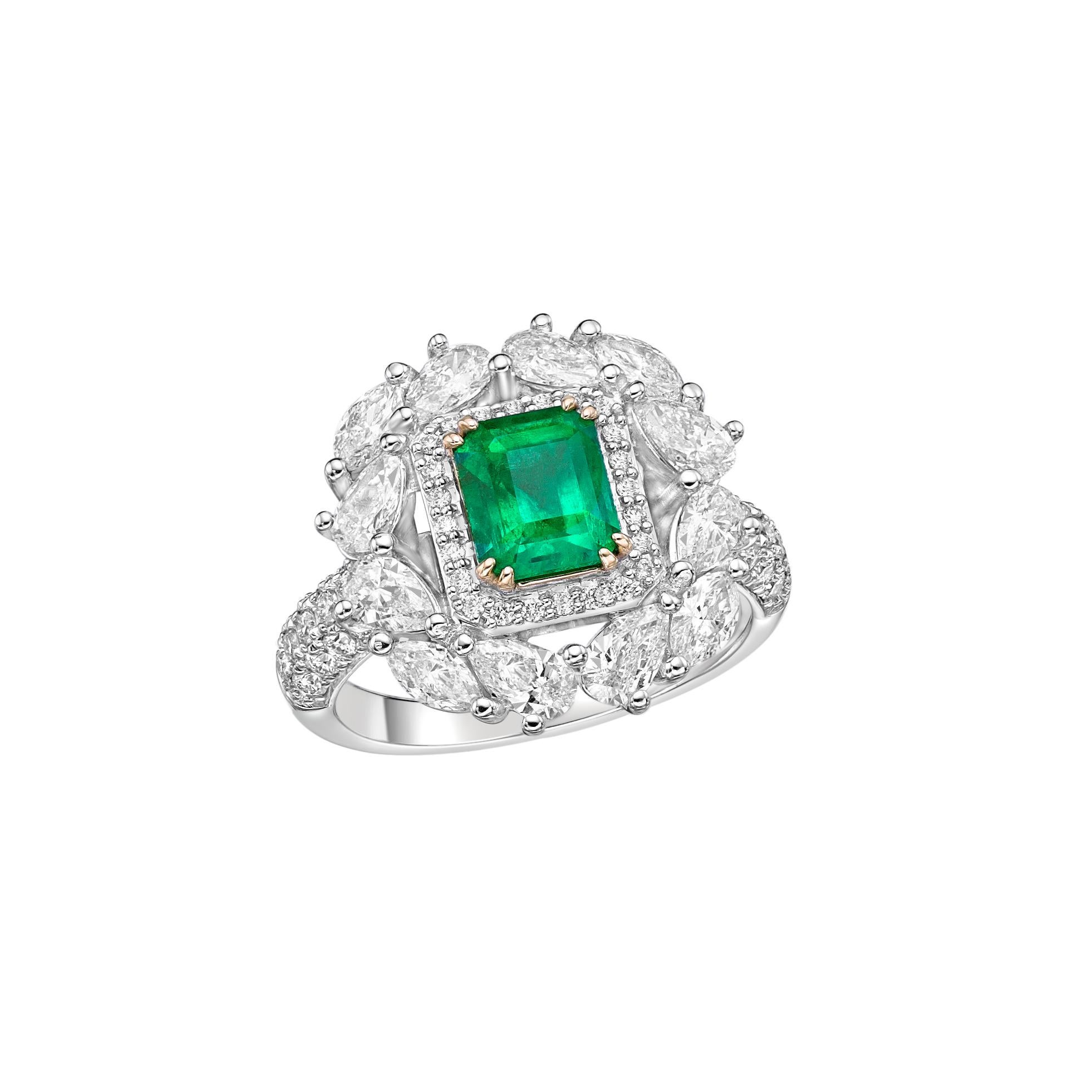 1.13 Carat Sunflower Emerald Bridal Ring in 18KWYG with White Diamond. In New Condition For Sale In Hong Kong, HK