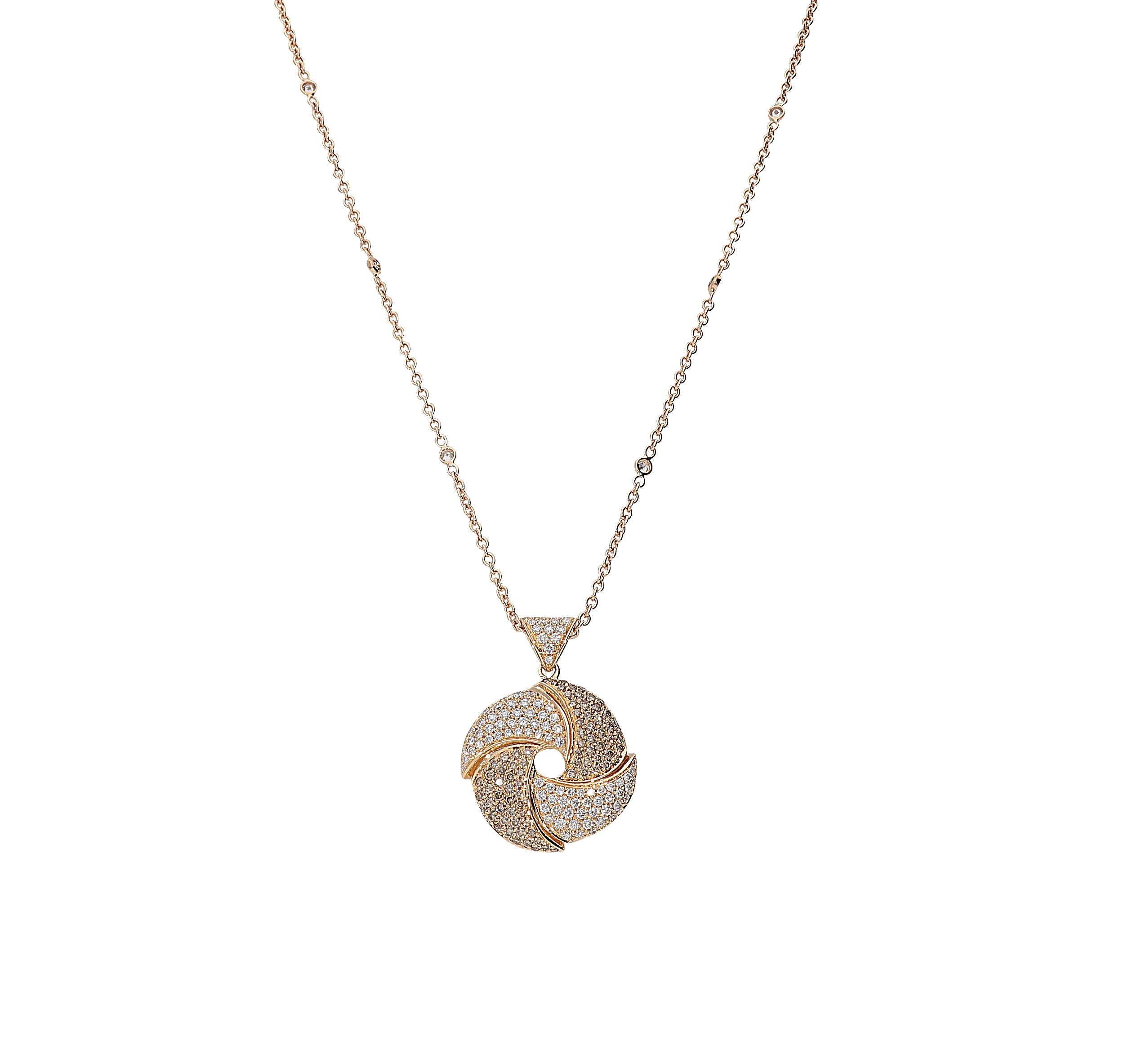 Stylish necklace in 18kt pink gold for 12,50 grams composed by a contoured pinwheel pendant and a 43 centimeters long chain with adjustment ring at 40.
The pendant is 3,20 centimeters in hight and 2,50 centimeters in width. Two parts with white
