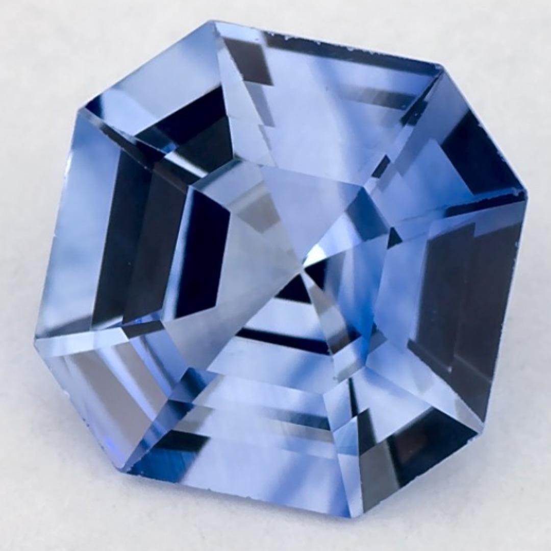 Questo zaffiro blu naturale offre eleganza e raffinatezza. Con la sua ricca saturazione del colore e il taglio preciso, è il centro perfetto per un anello di fidanzamento o un design di gioielli di lusso.

Questo zaffiro proviene dallo Sri Lanka