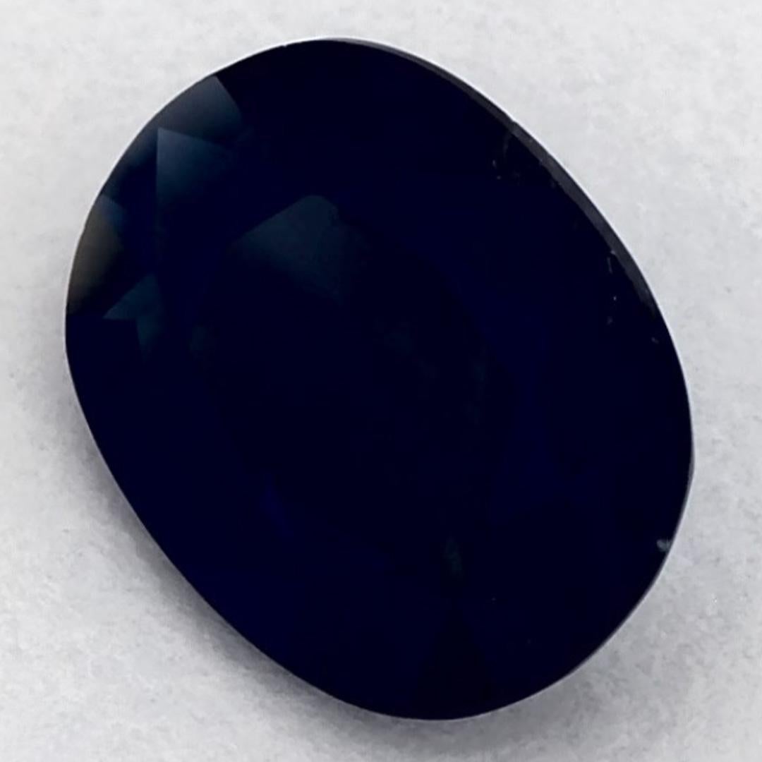 Questo zaffiro blu naturale offre eleganza e raffinatezza. Con la sua ricca saturazione del colore e il taglio preciso, è il centro perfetto per un anello di fidanzamento o un design di gioielli di lusso.

Questo zaffiro proviene dallo Sri Lanka