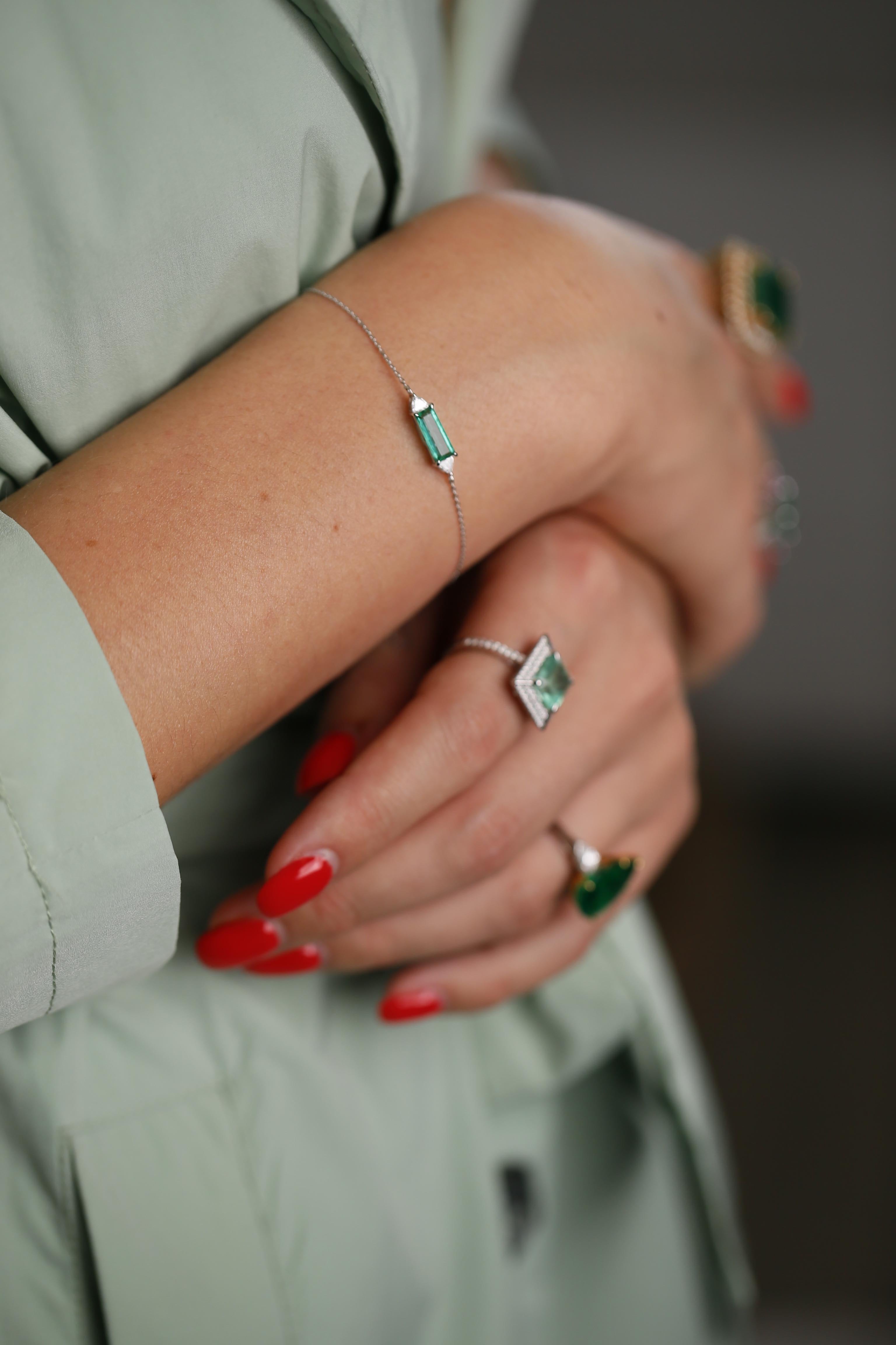 Les émeraudes sont l'une des pierres les plus précieuses au monde. Elles ont toujours une grande valeur et sont devenues un symbole de richesse et de bon goût. Ce bracelet Art déco présente une émeraude de Zambie d'un vert profond de 0,99 carat. En